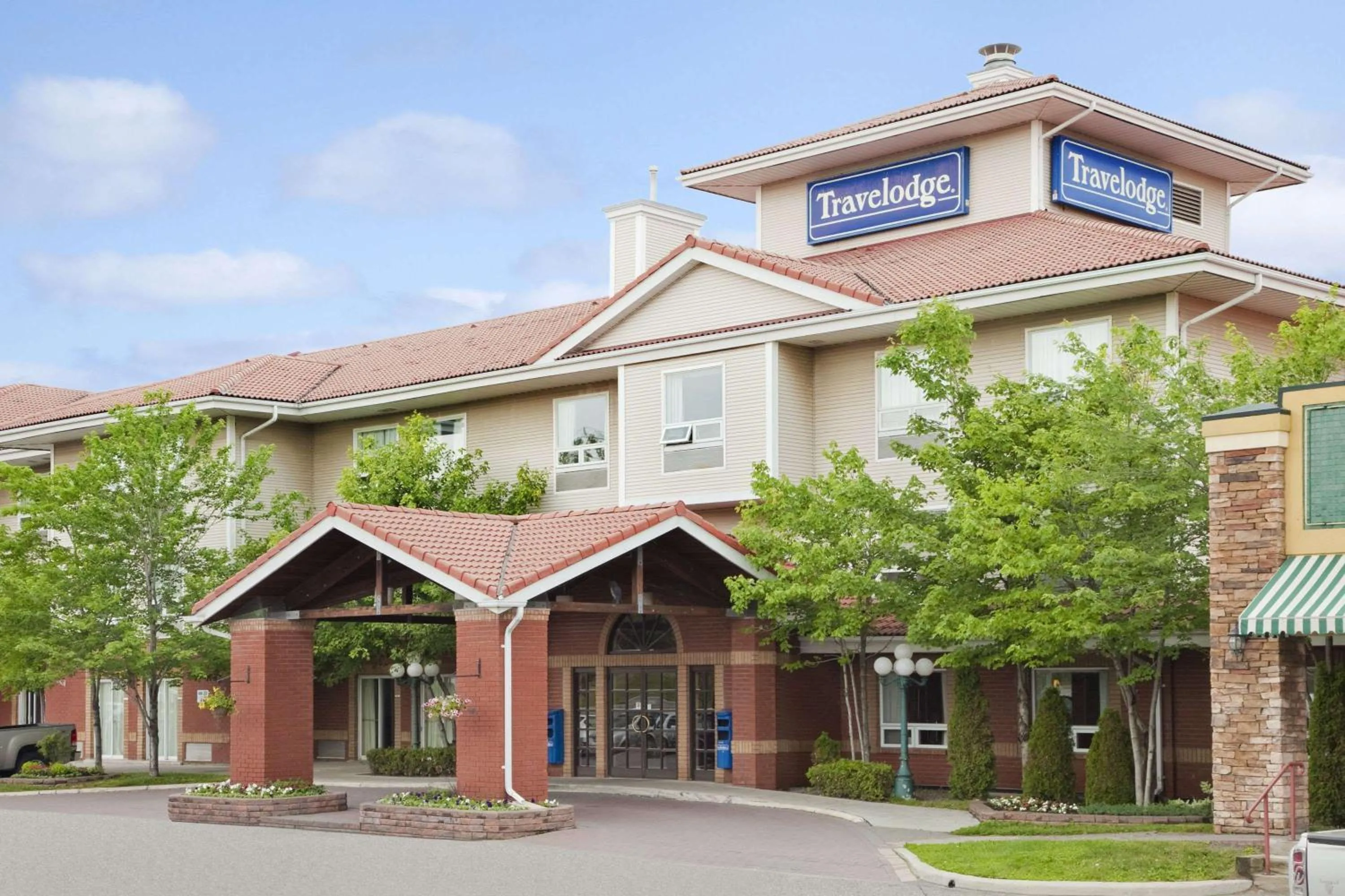 Property building in Travelodge Hotel by Wyndham Sudbury