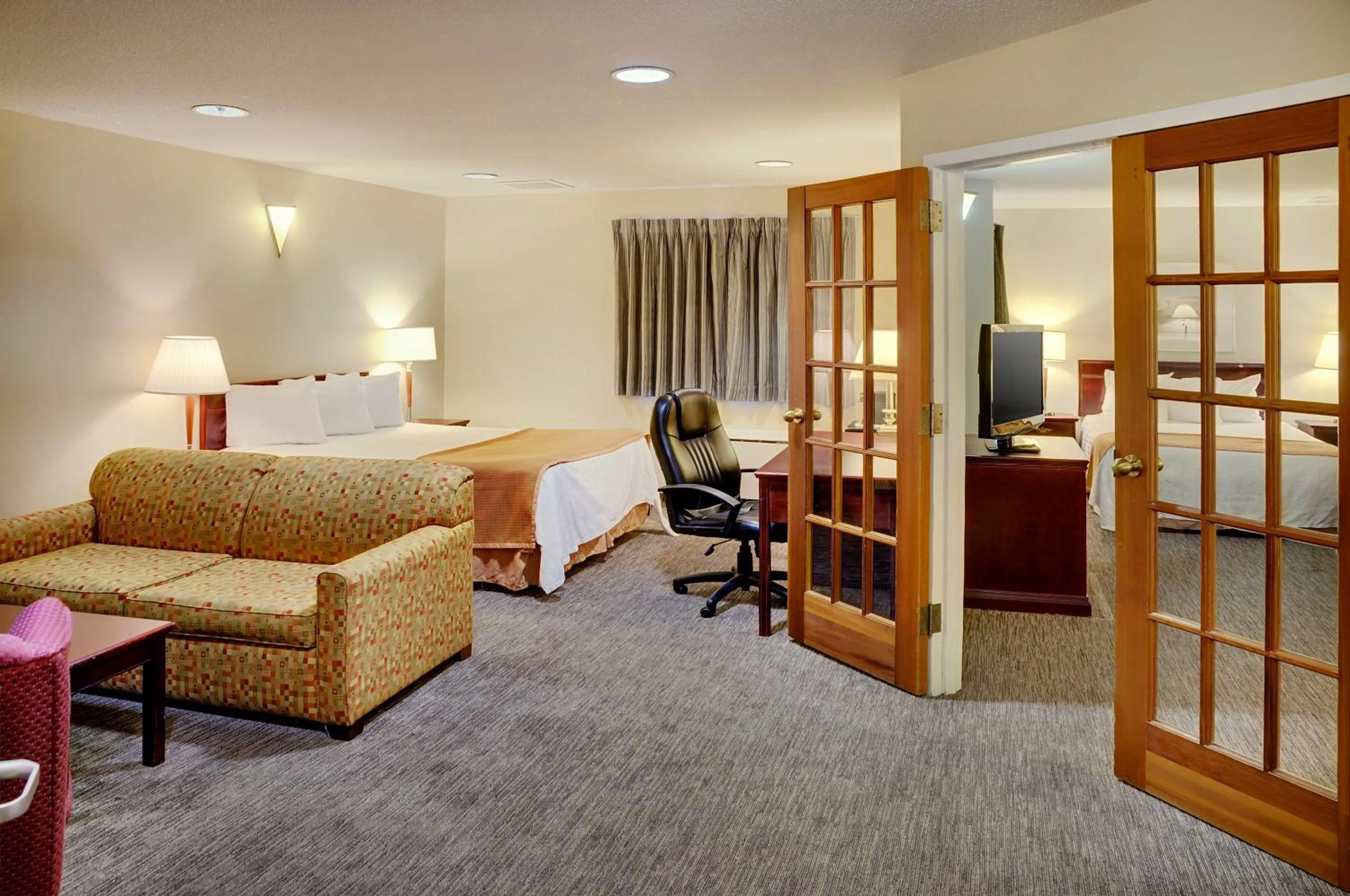 Photo of the whole room, Bed in Travelodge Hotel by Wyndham Sudbury