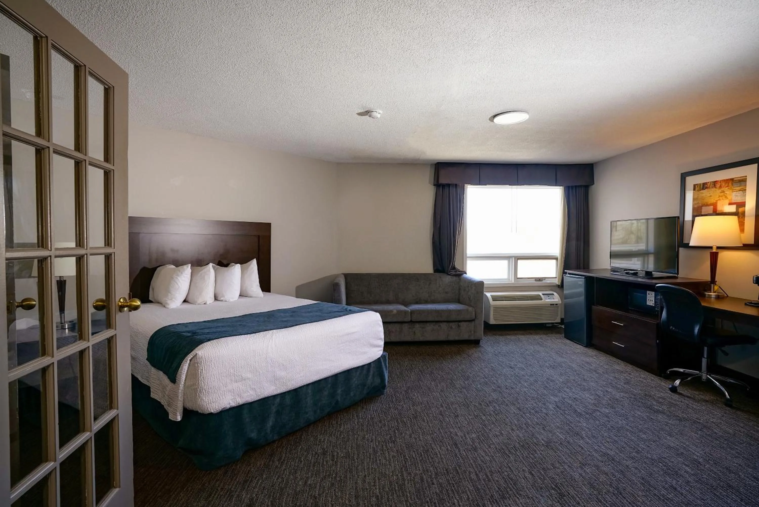 Photo of the whole room, Bed in Travelodge Hotel by Wyndham Sudbury