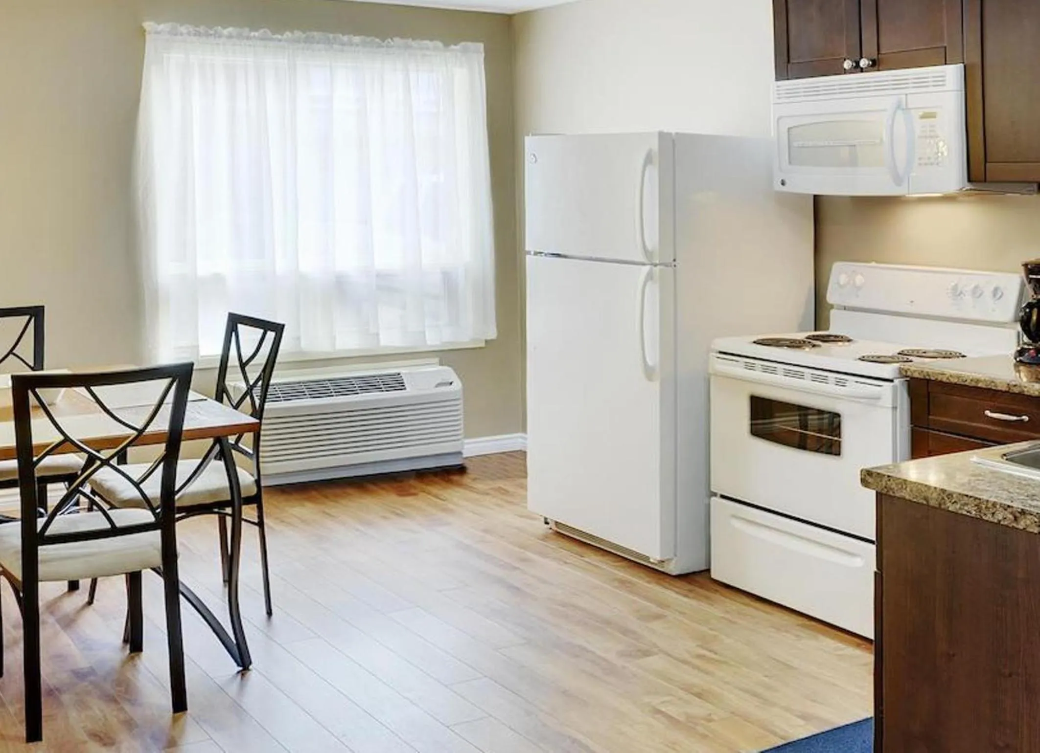 Kitchen or kitchenette in Travelodge Hotel by Wyndham Sudbury