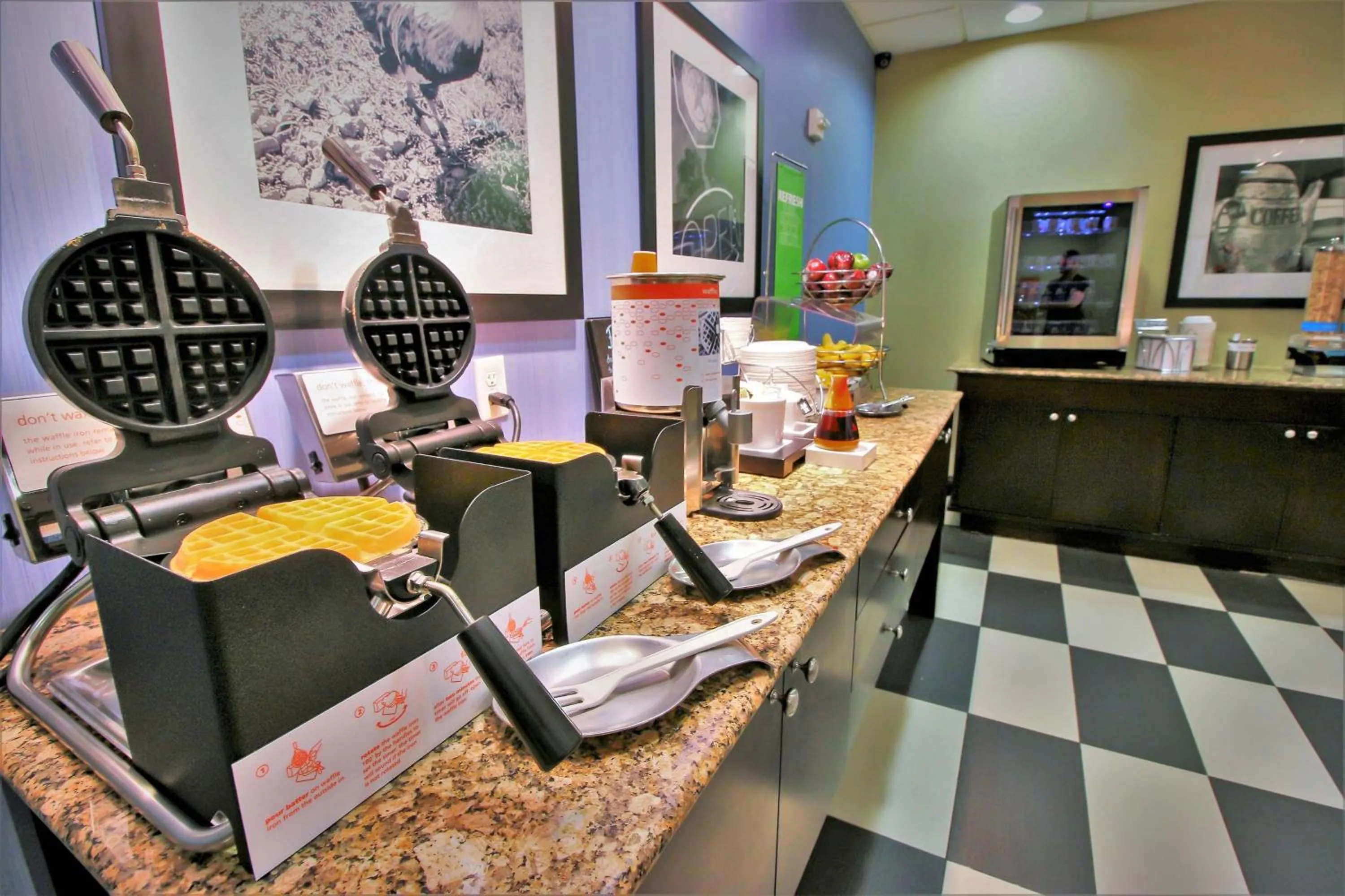 Dining area in Hampton Inn & Suites Flowery Branch