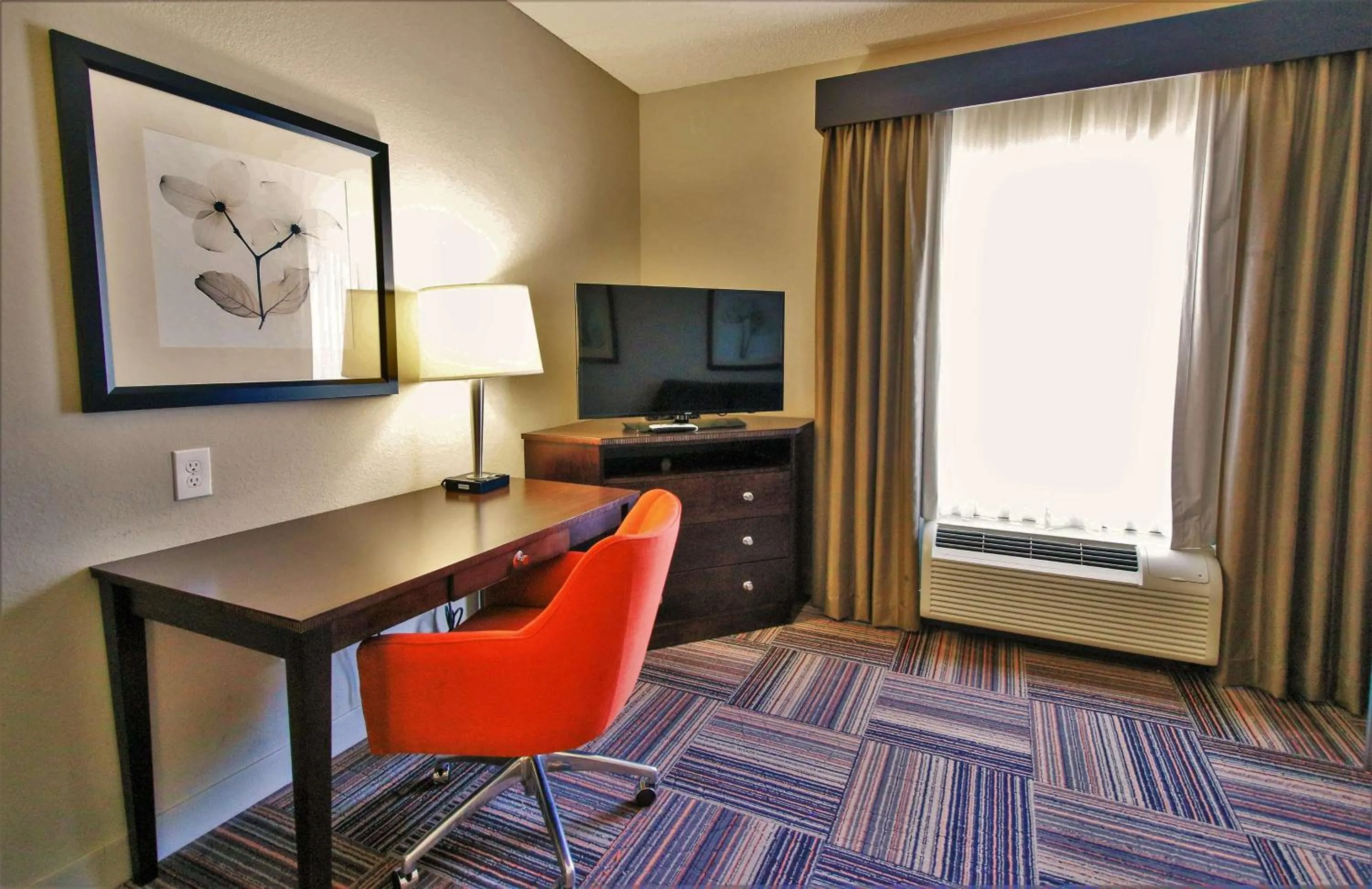 Bedroom in Hampton Inn & Suites Flowery Branch