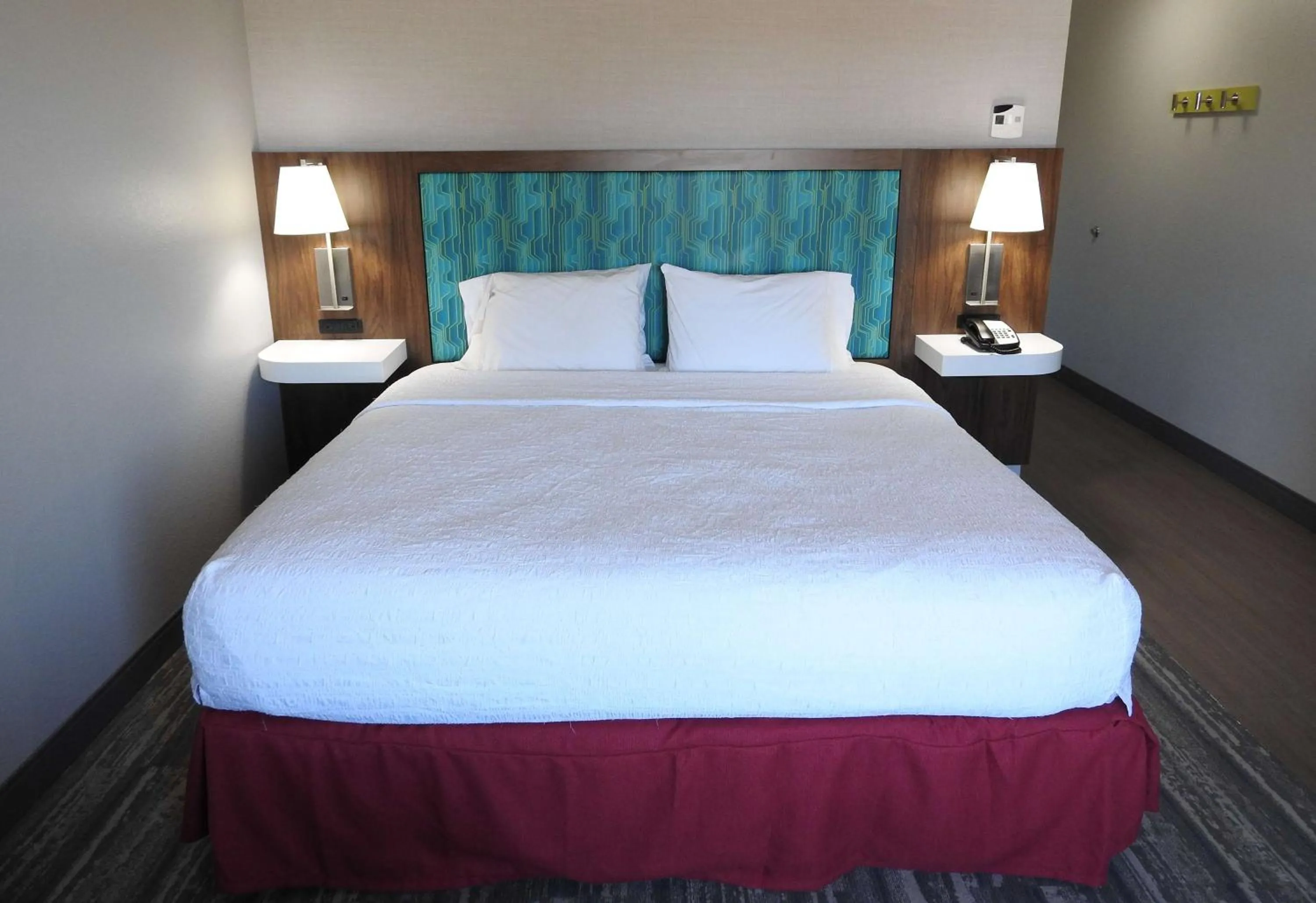 Bed in Hampton Inn & Suites Flowery Branch