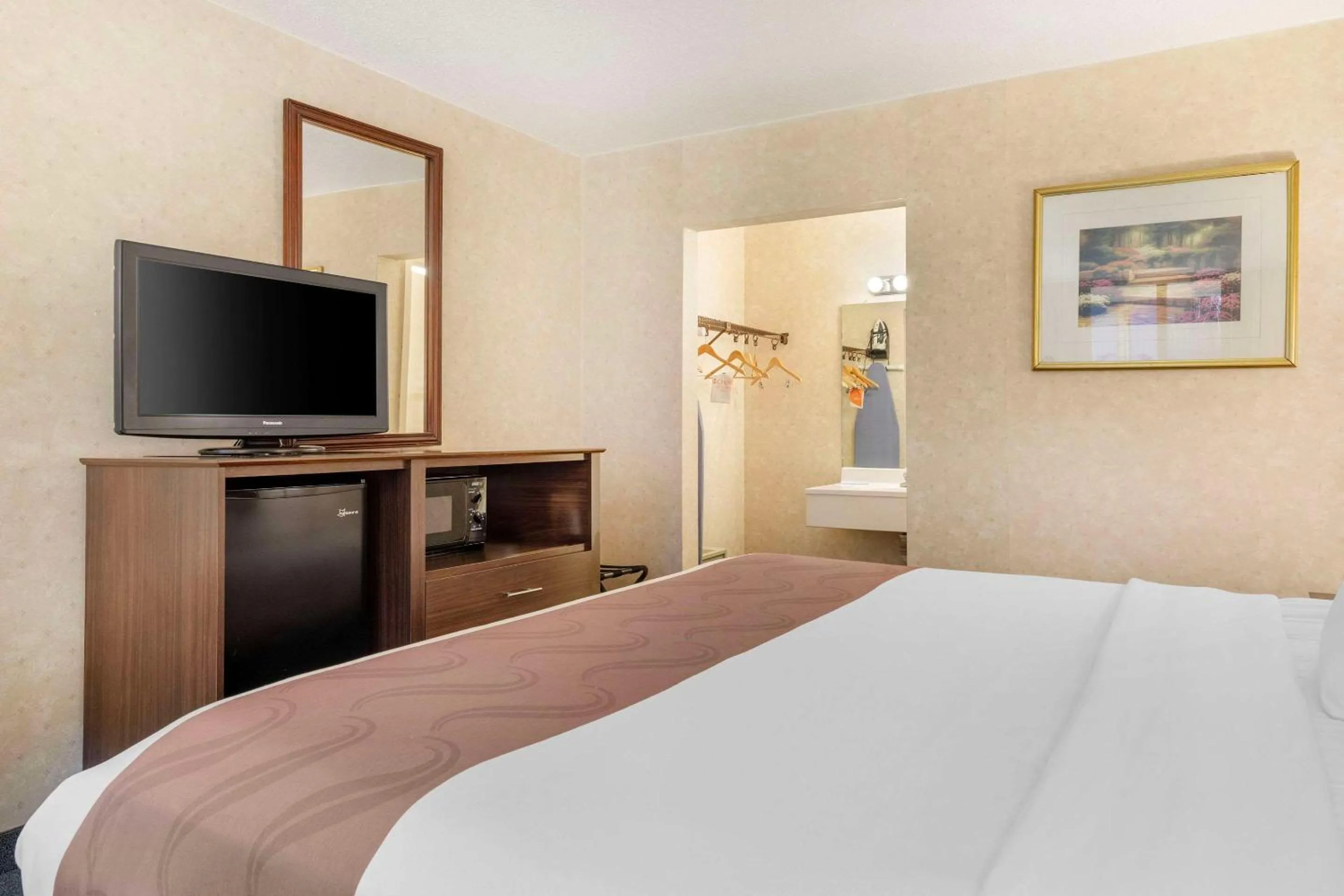 Bedroom, Bed in Quality Inn Vienna - Tysons Corner