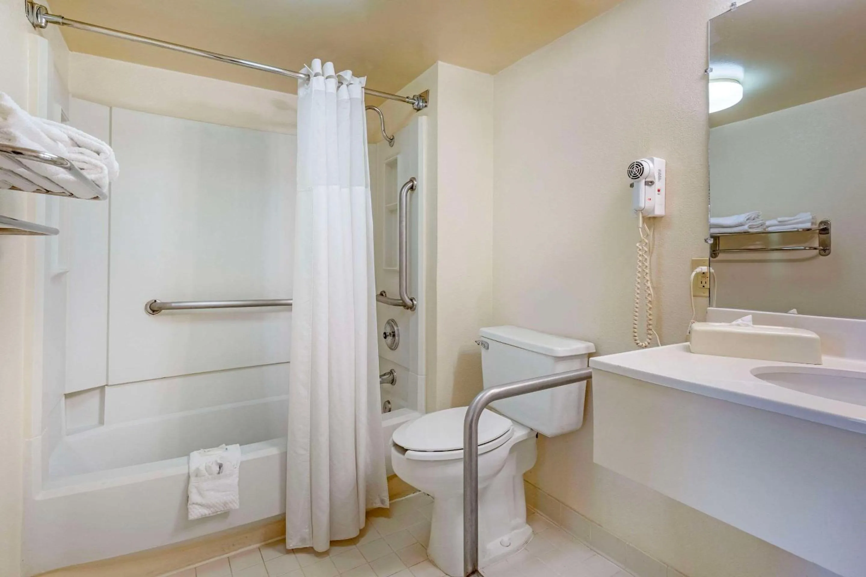 Bedroom in Quality Inn Vienna - Tysons Corner