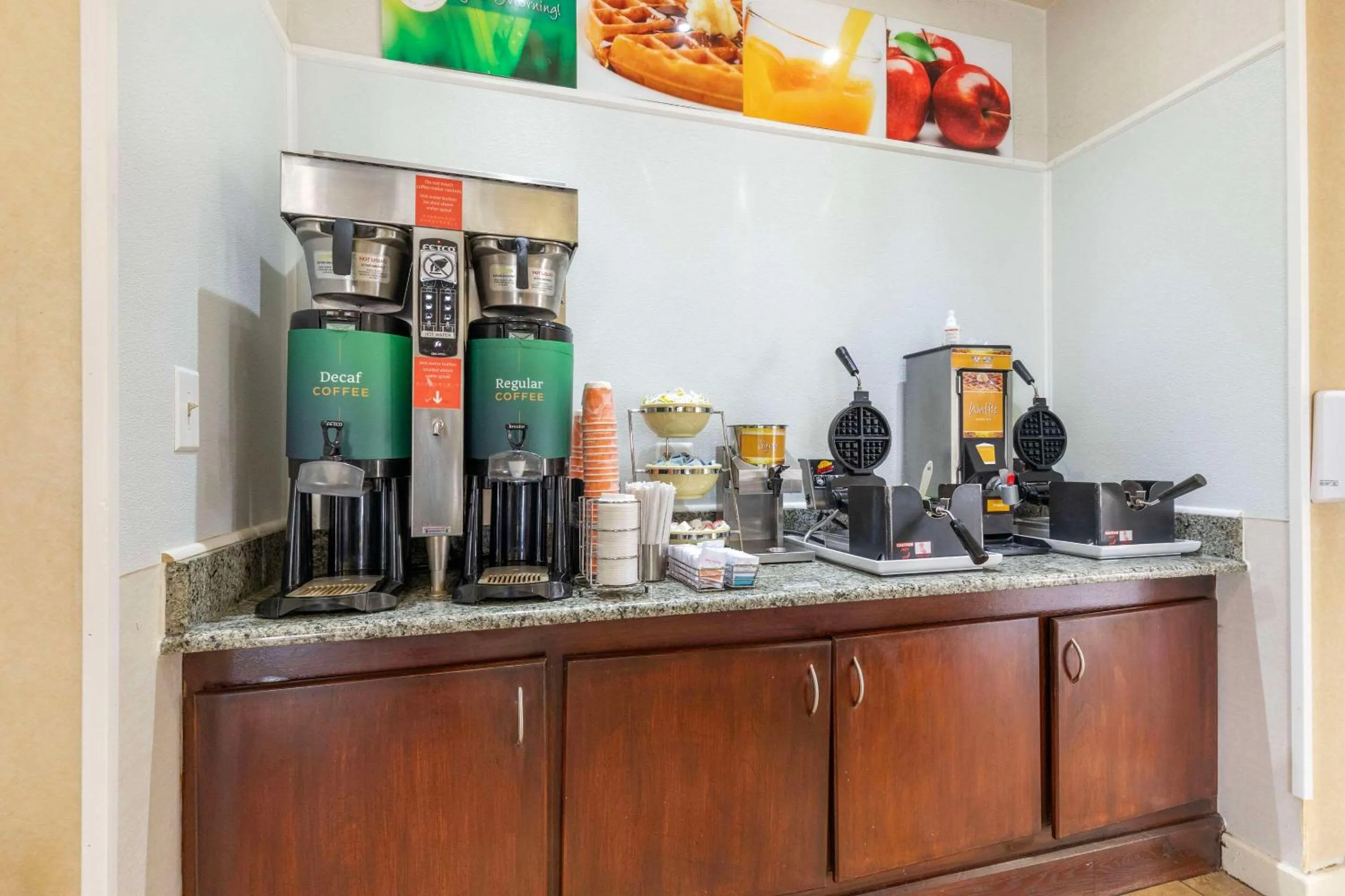 Breakfast in Quality Inn Vienna - Tysons Corner