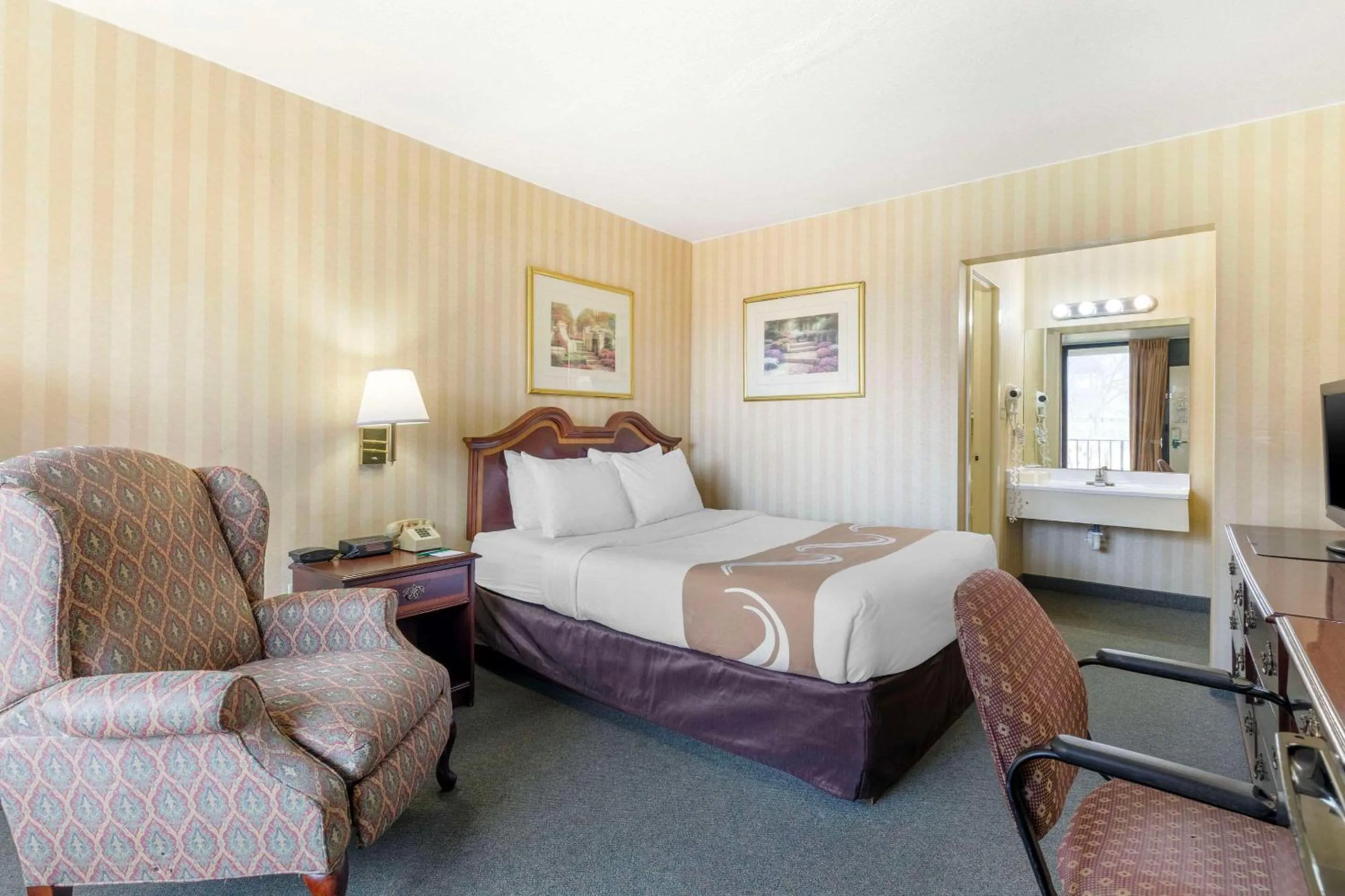 Bedroom, Bed in Quality Inn Vienna - Tysons Corner