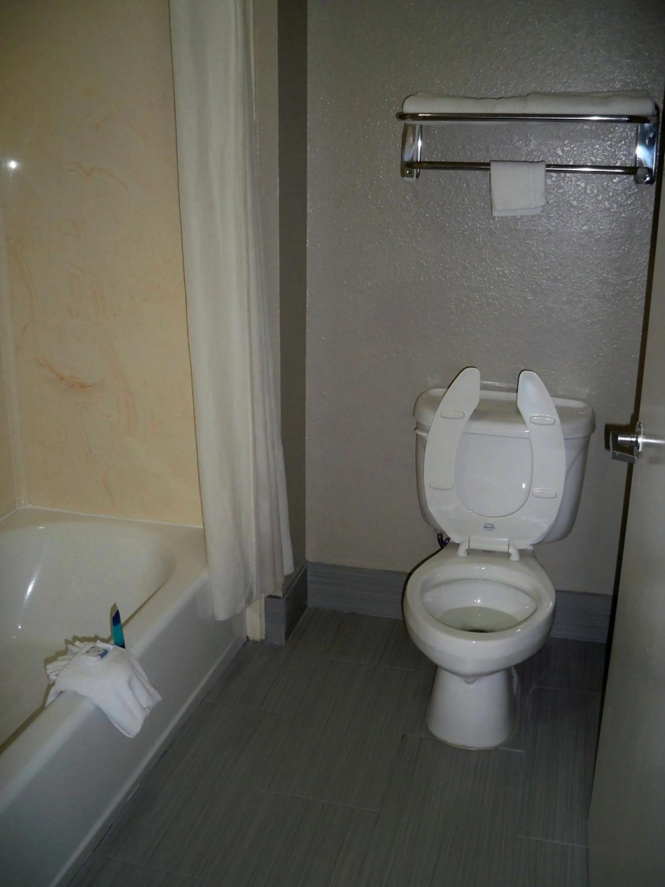 Bathroom in Scottish Inn and Suites Beaumont