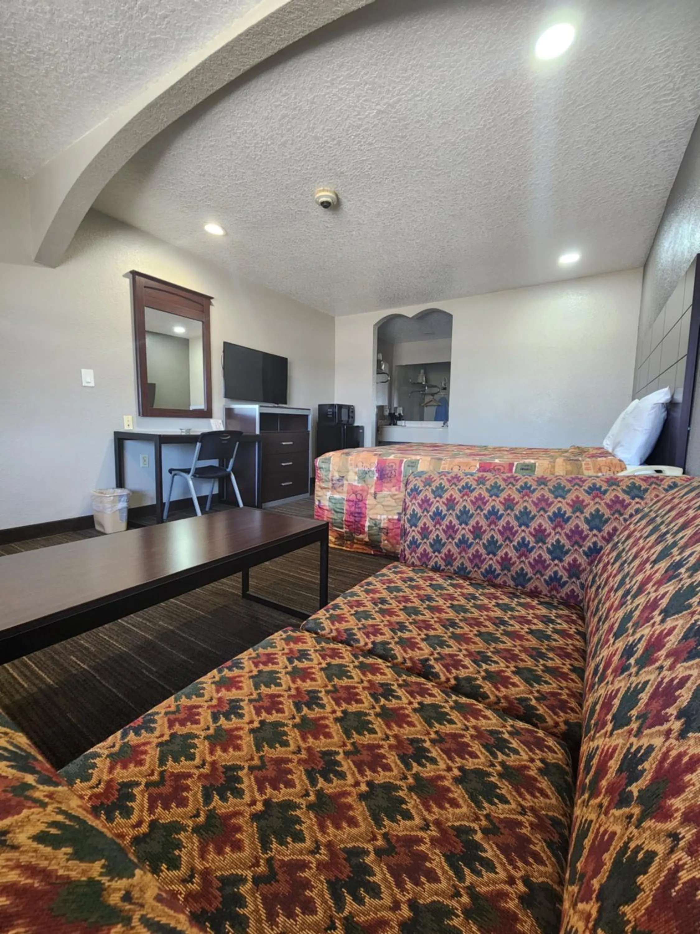 TV and multimedia in Scottish Inn and Suites Beaumont