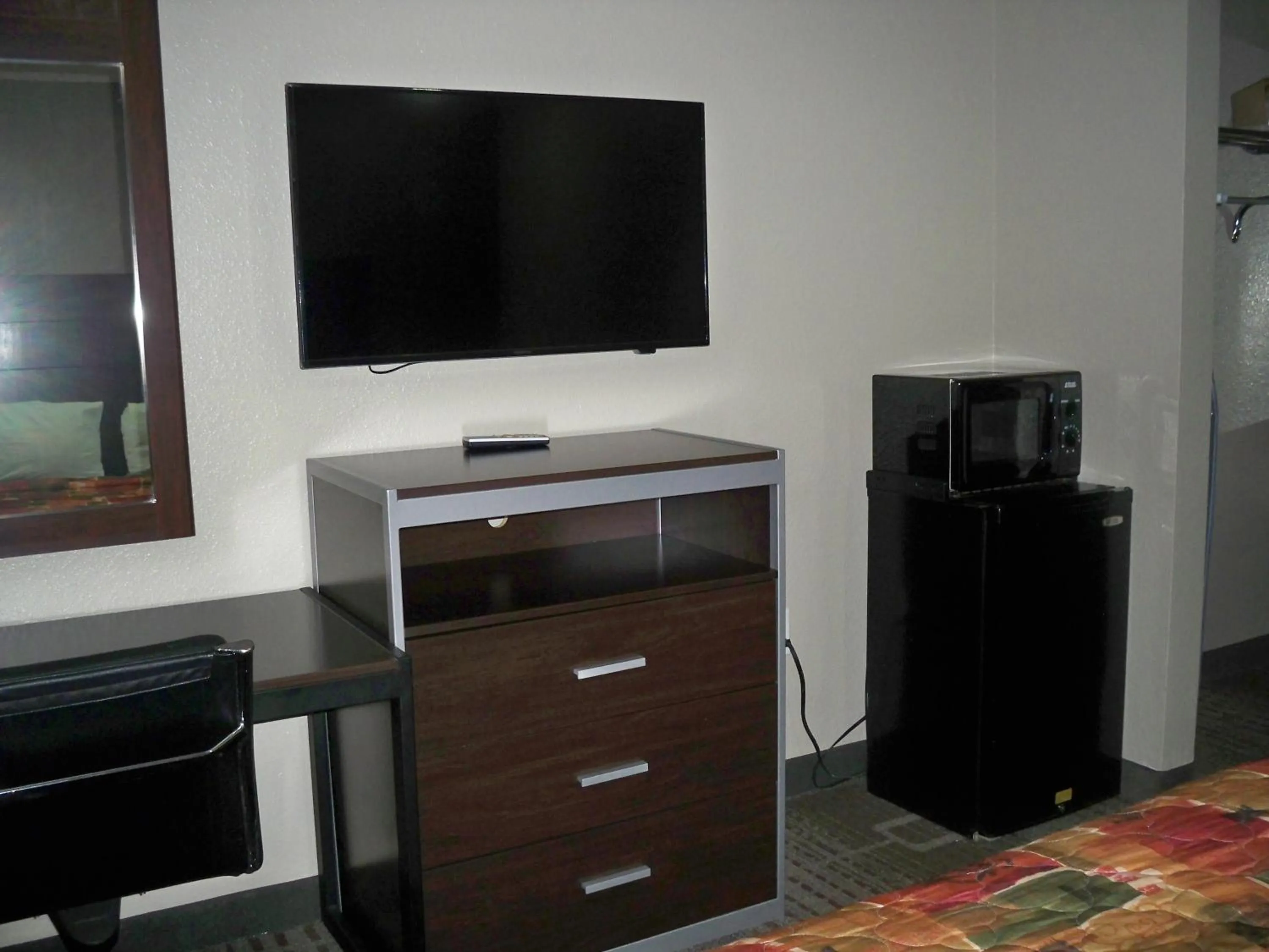 TV and multimedia in Scottish Inn and Suites Beaumont