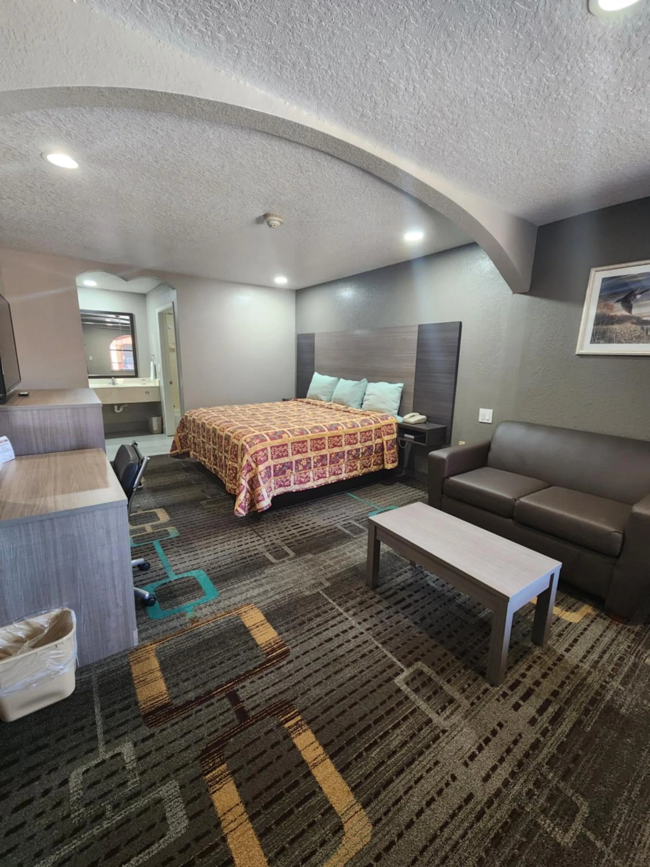 TV and multimedia, Bed in Scottish Inn and Suites Beaumont