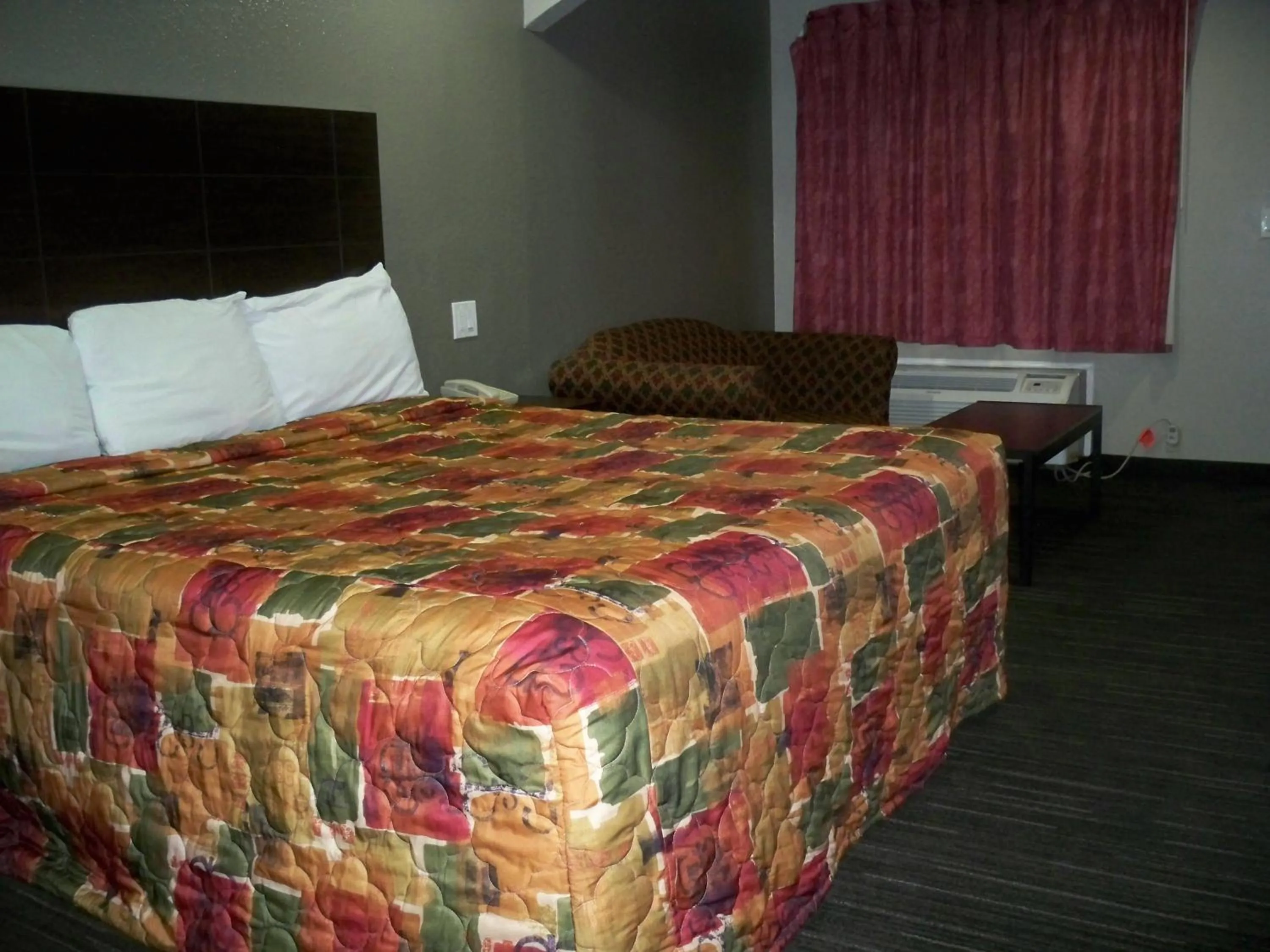 Photo of the whole room, Bed in Scottish Inn and Suites Beaumont