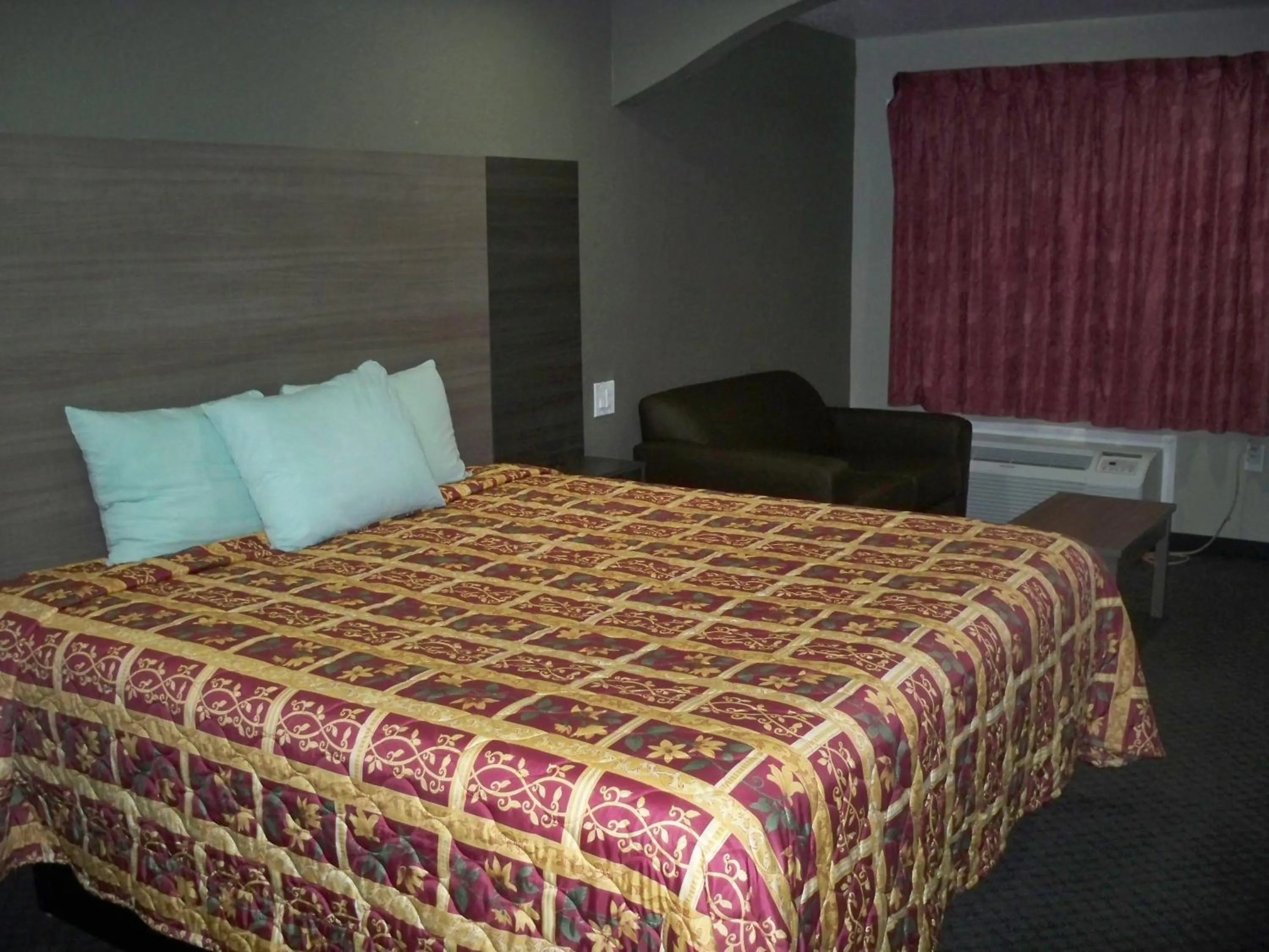 Bedroom, Bed in Scottish Inn and Suites Beaumont