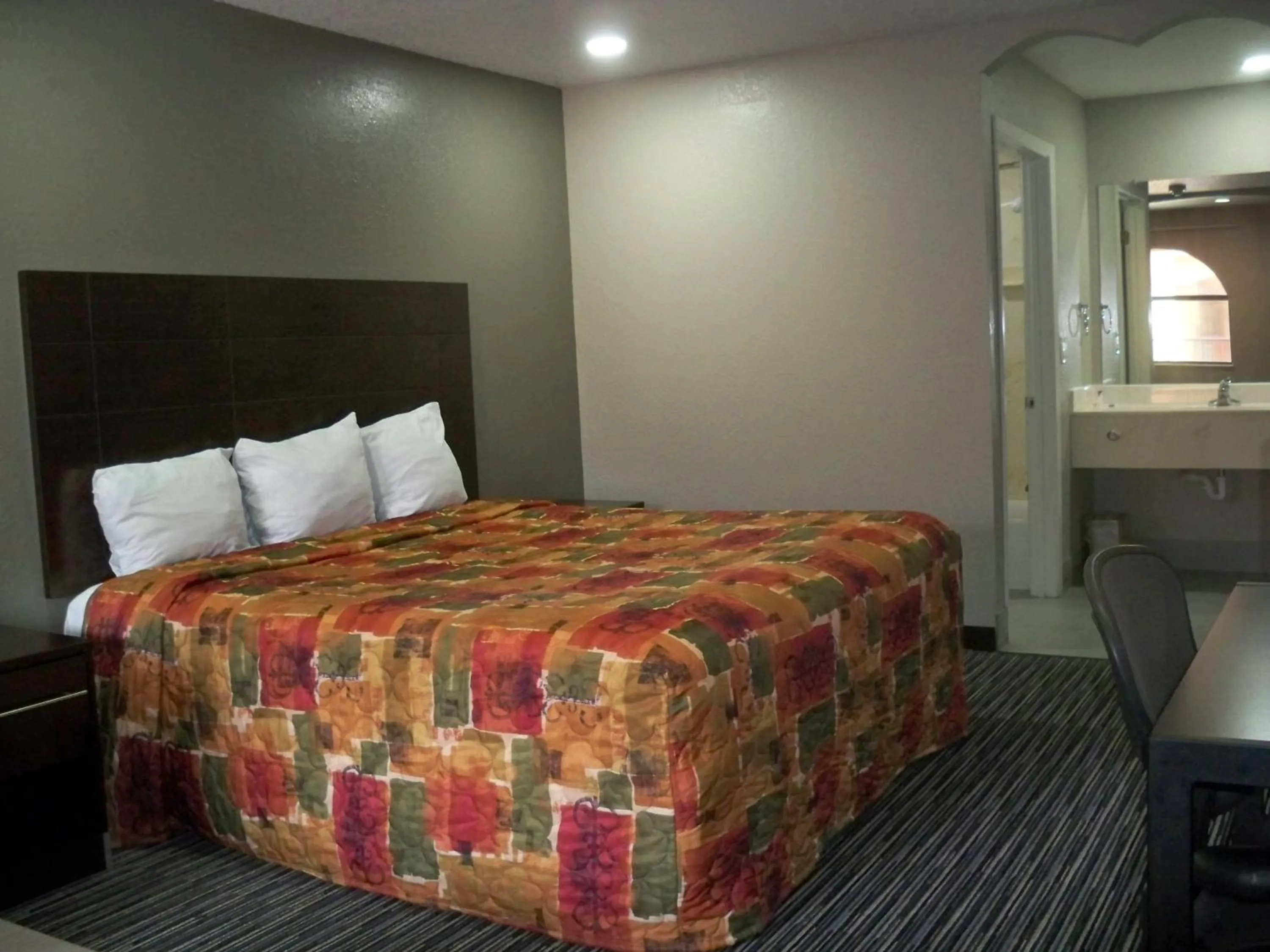 Bedroom, Bed in Scottish Inn and Suites Beaumont