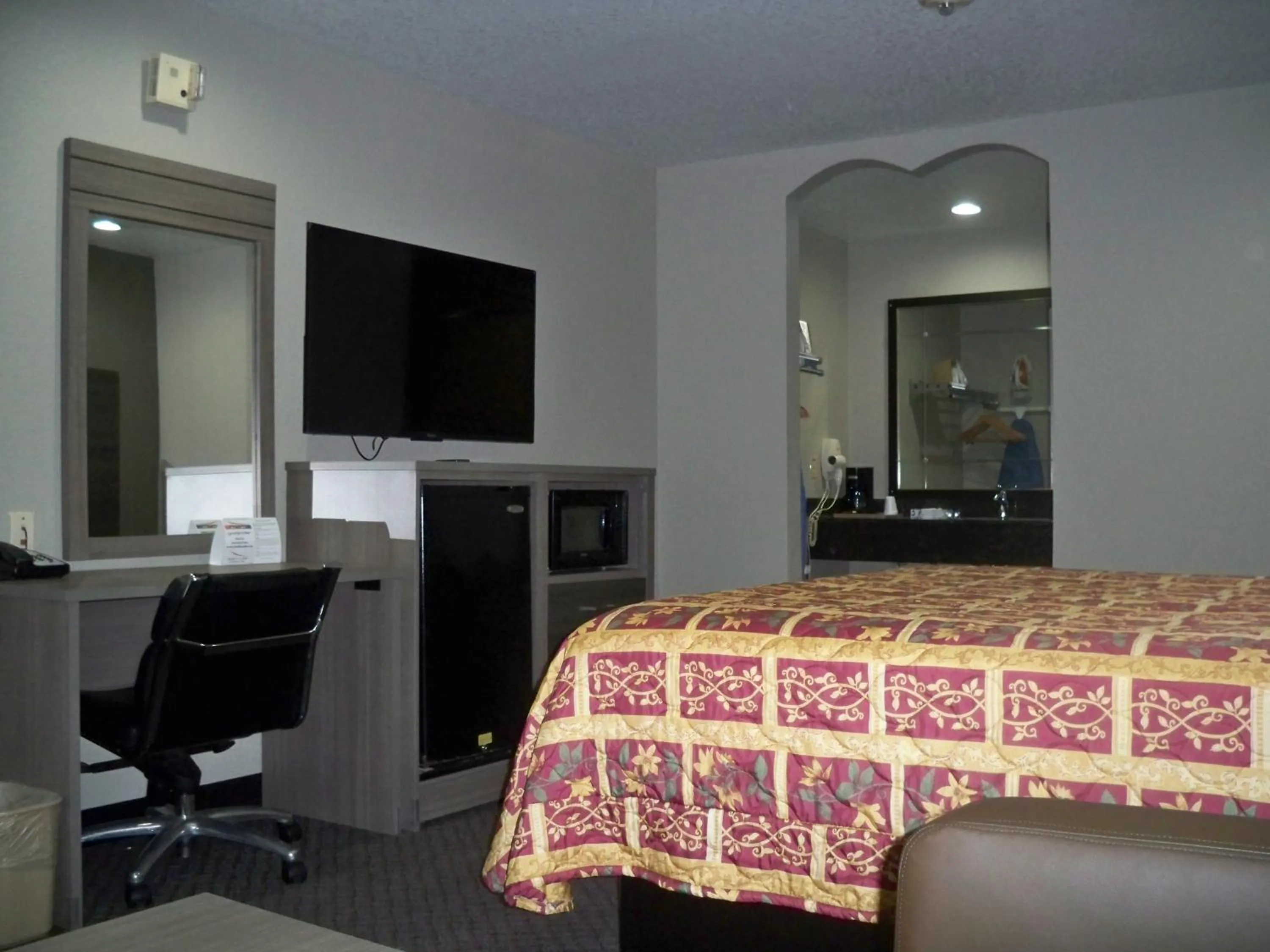 Bedroom, Bed in Scottish Inn and Suites Beaumont