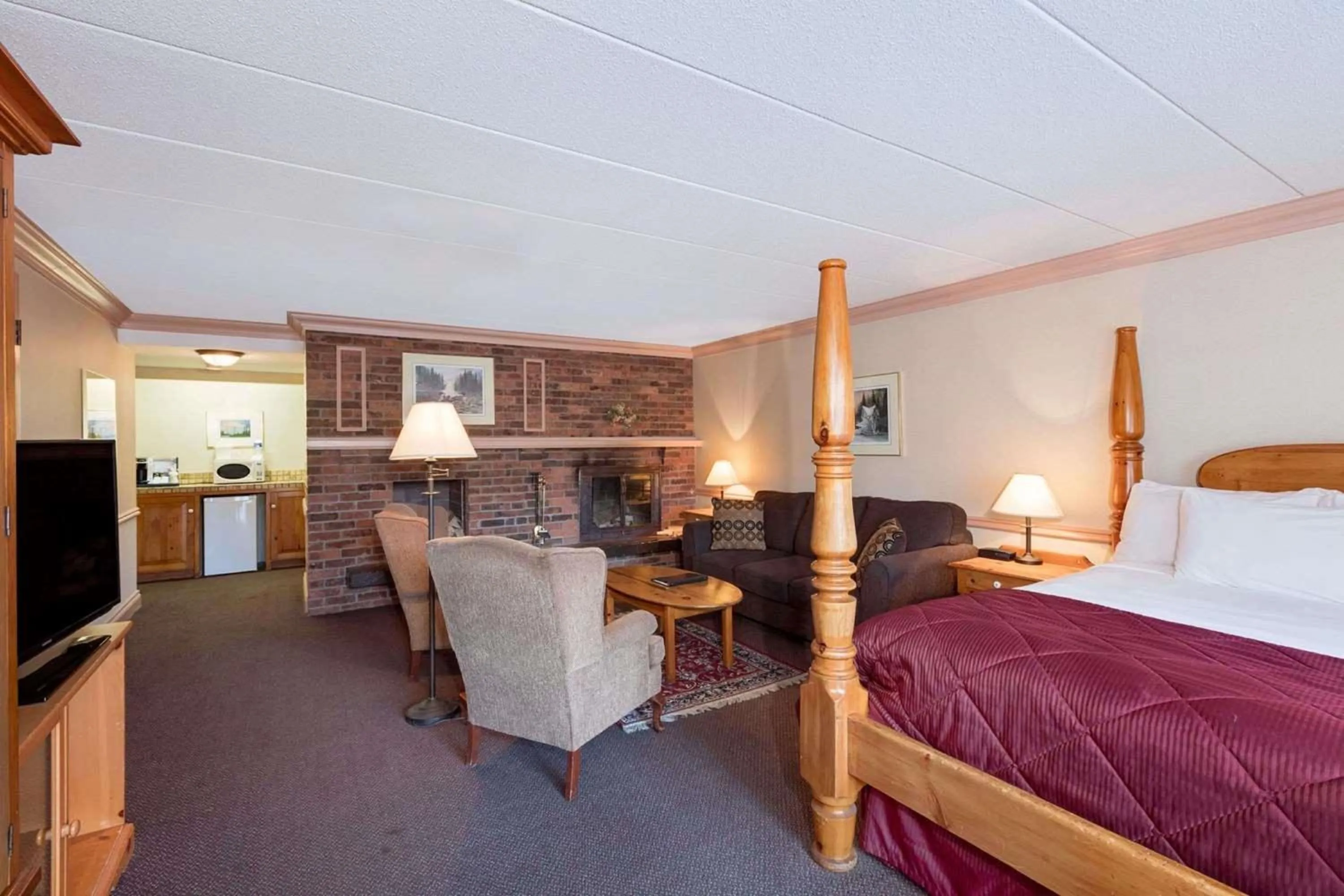 Bedroom, Bed in Ramada by Wyndham Pinewood Park Resort North Bay