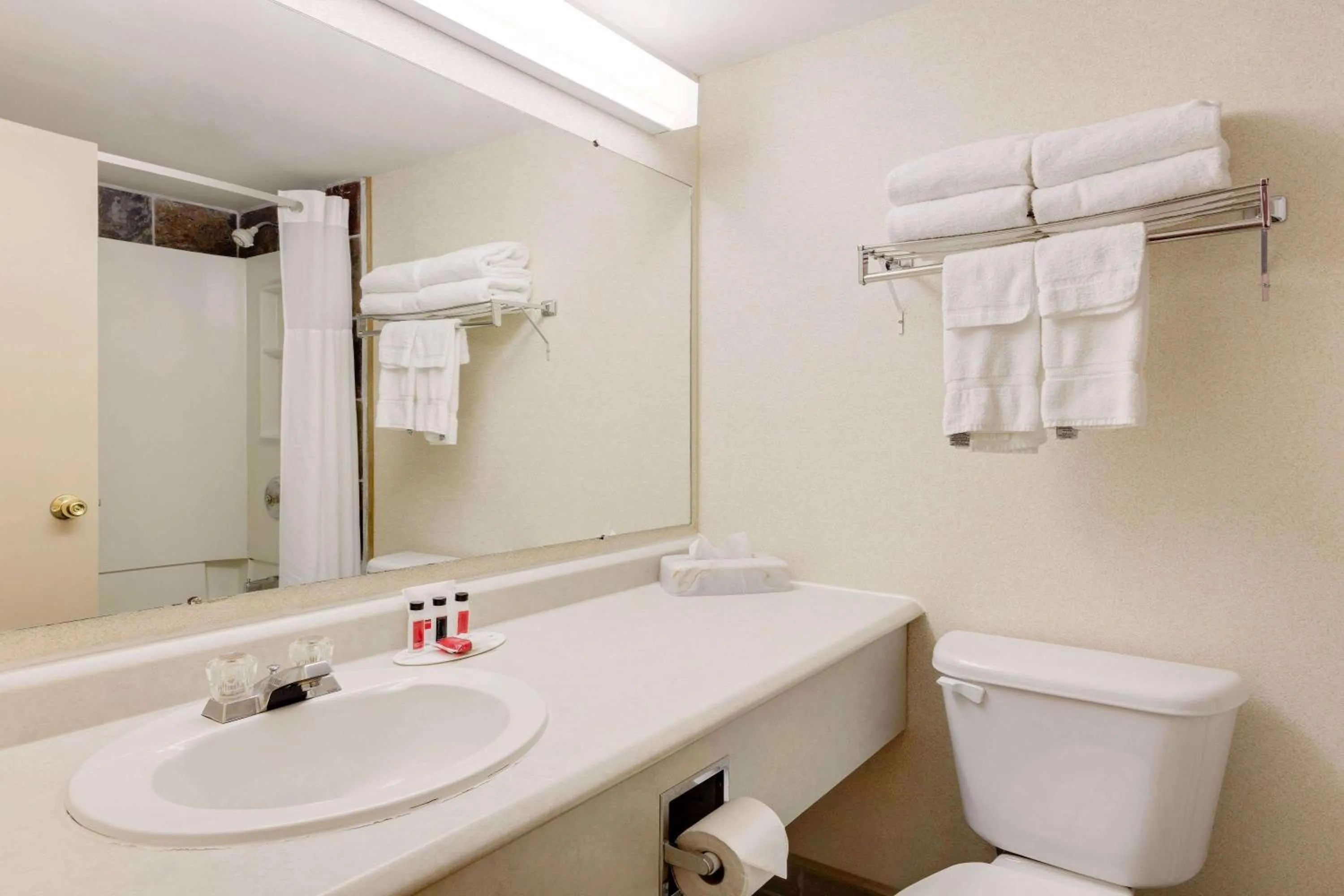 Bathroom in Ramada by Wyndham Pinewood Park Resort North Bay