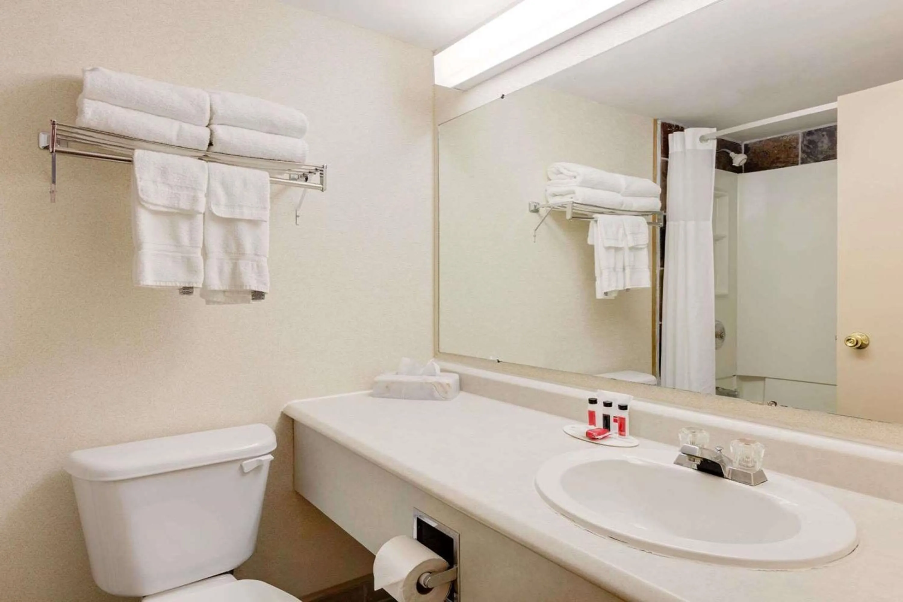 Bathroom in Ramada by Wyndham Pinewood Park Resort North Bay