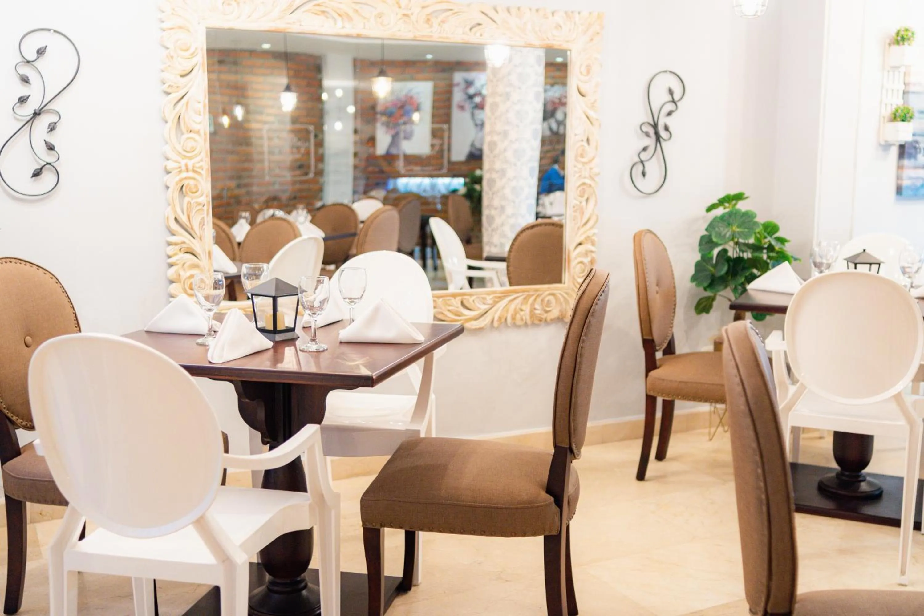 Restaurant/places to eat in Hotel Boutique ADAZ