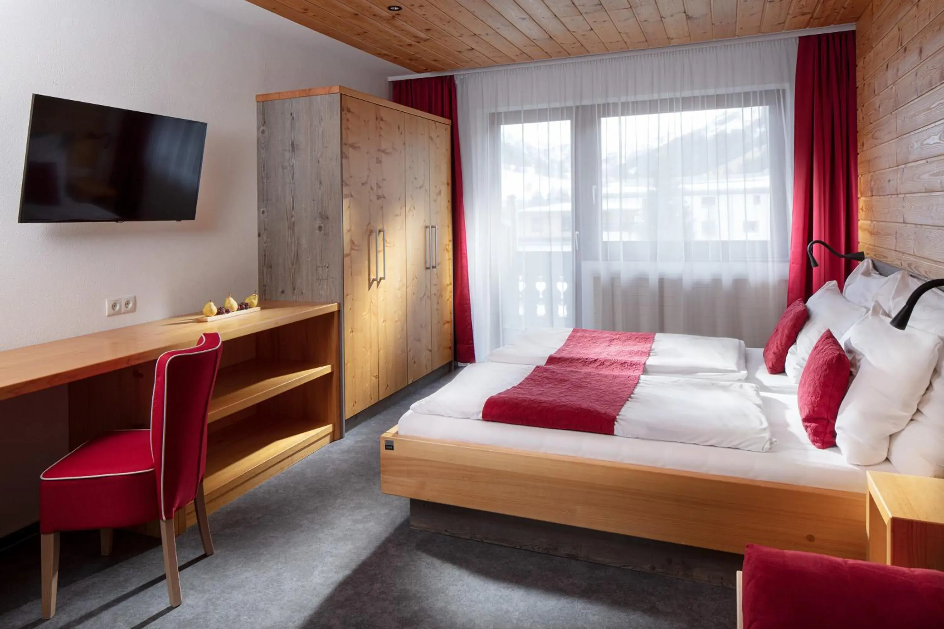 Deluxe Double Room with Balcony in Hotel Höhlenstein Deluxe Double Room with Balcony in Hotel Höhlenstein