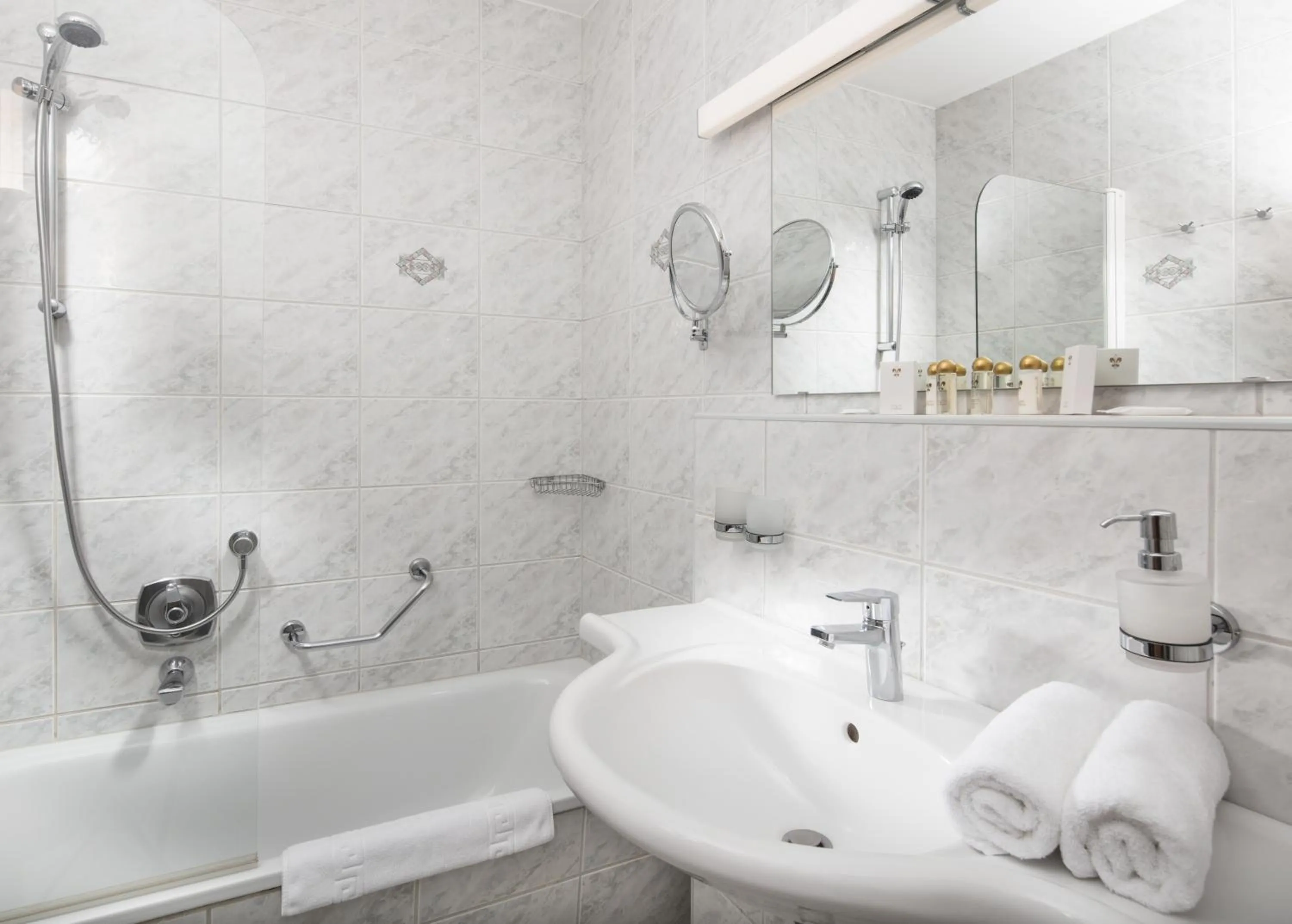 Shower in Hotel Höhlenstein