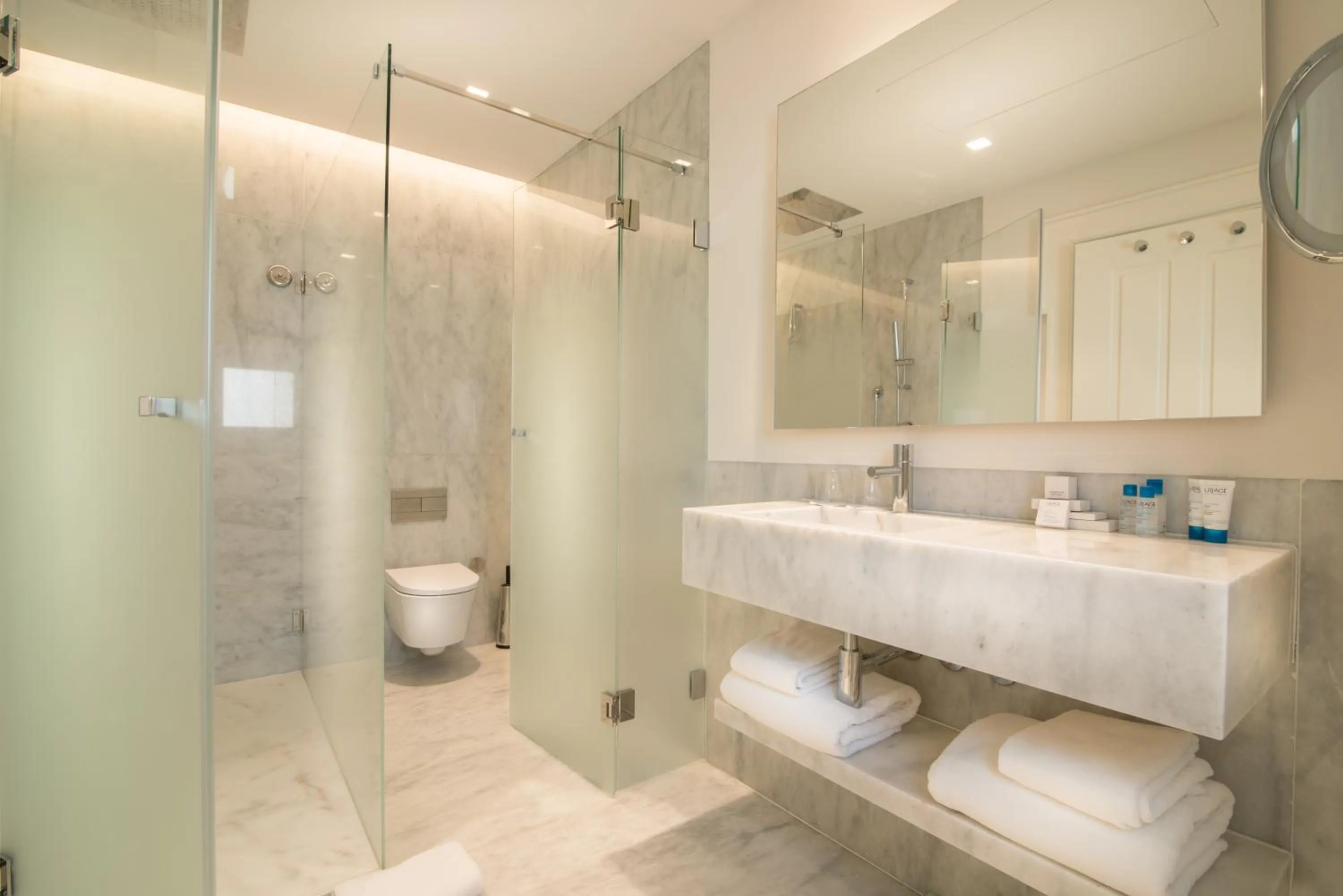 Shower in Hotel da Baixa