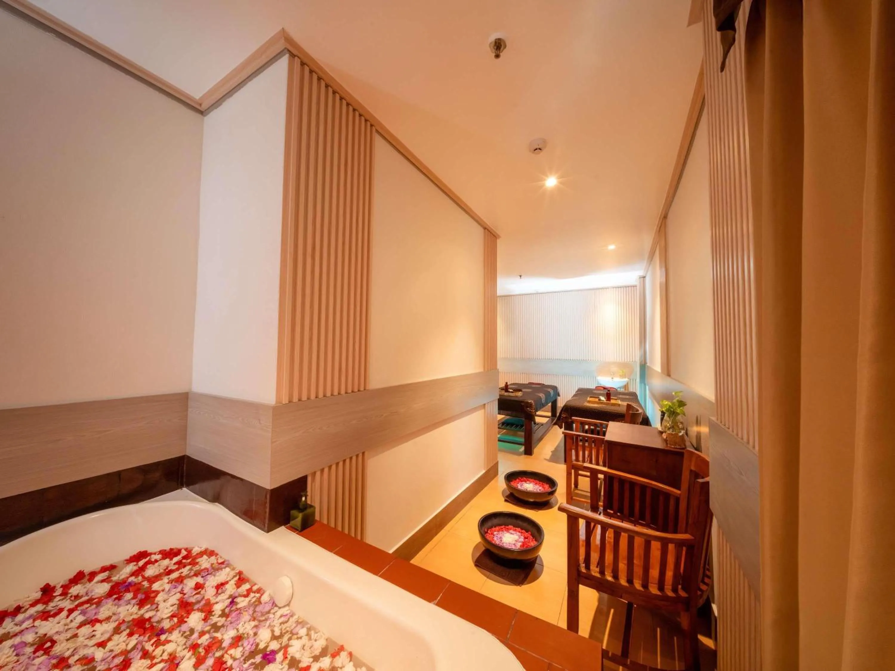 Spa and wellness centre/facilities, Bed in Mercure Kuta Bali