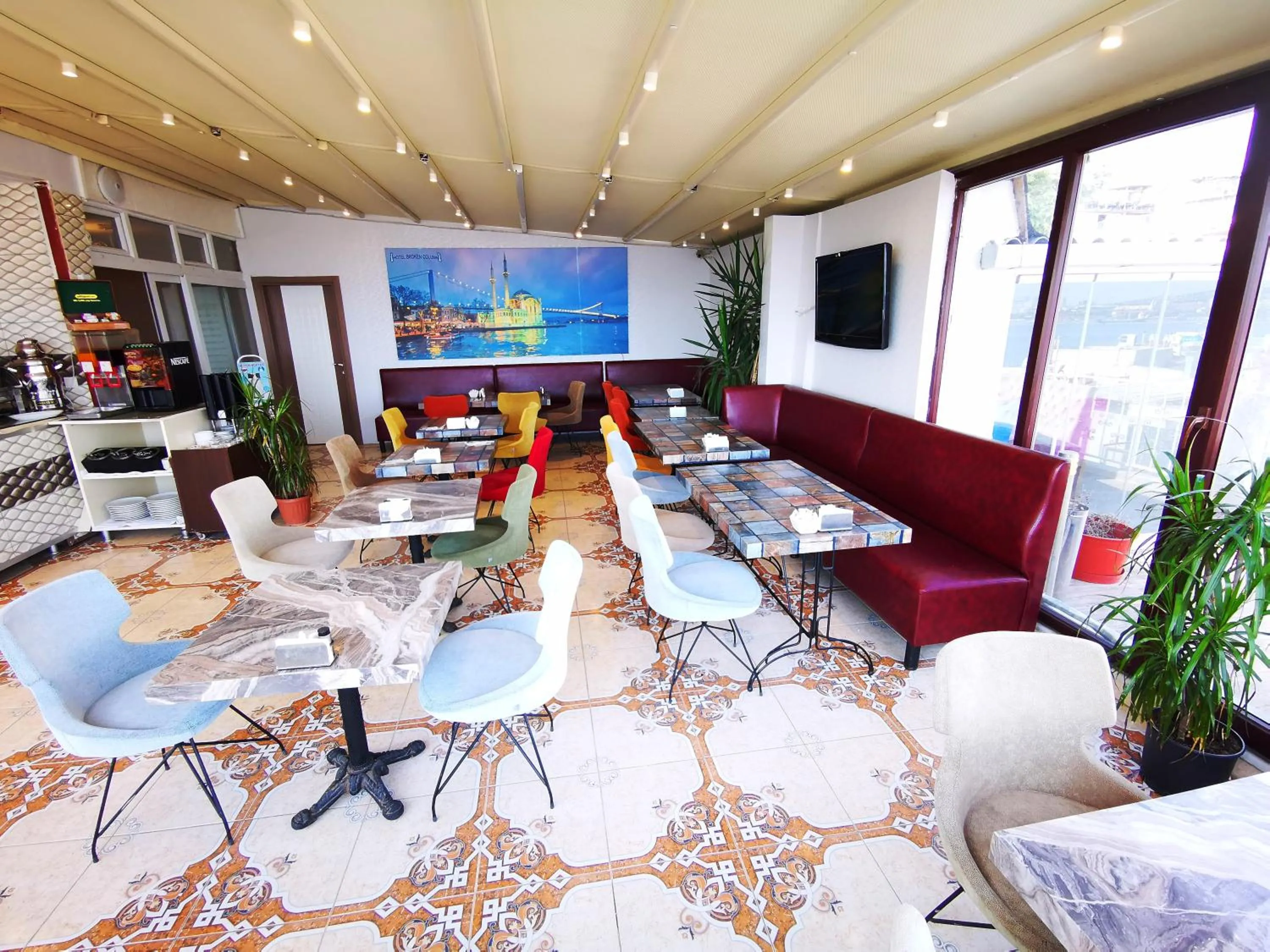 Restaurant/places to eat in Hotel Broken Column