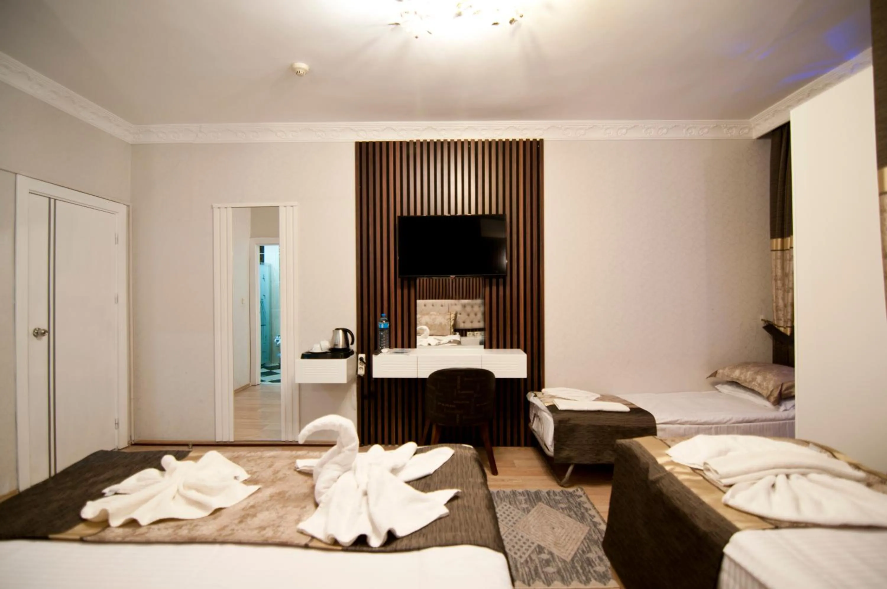 Photo of the whole room, Bed in Hotel Broken Column