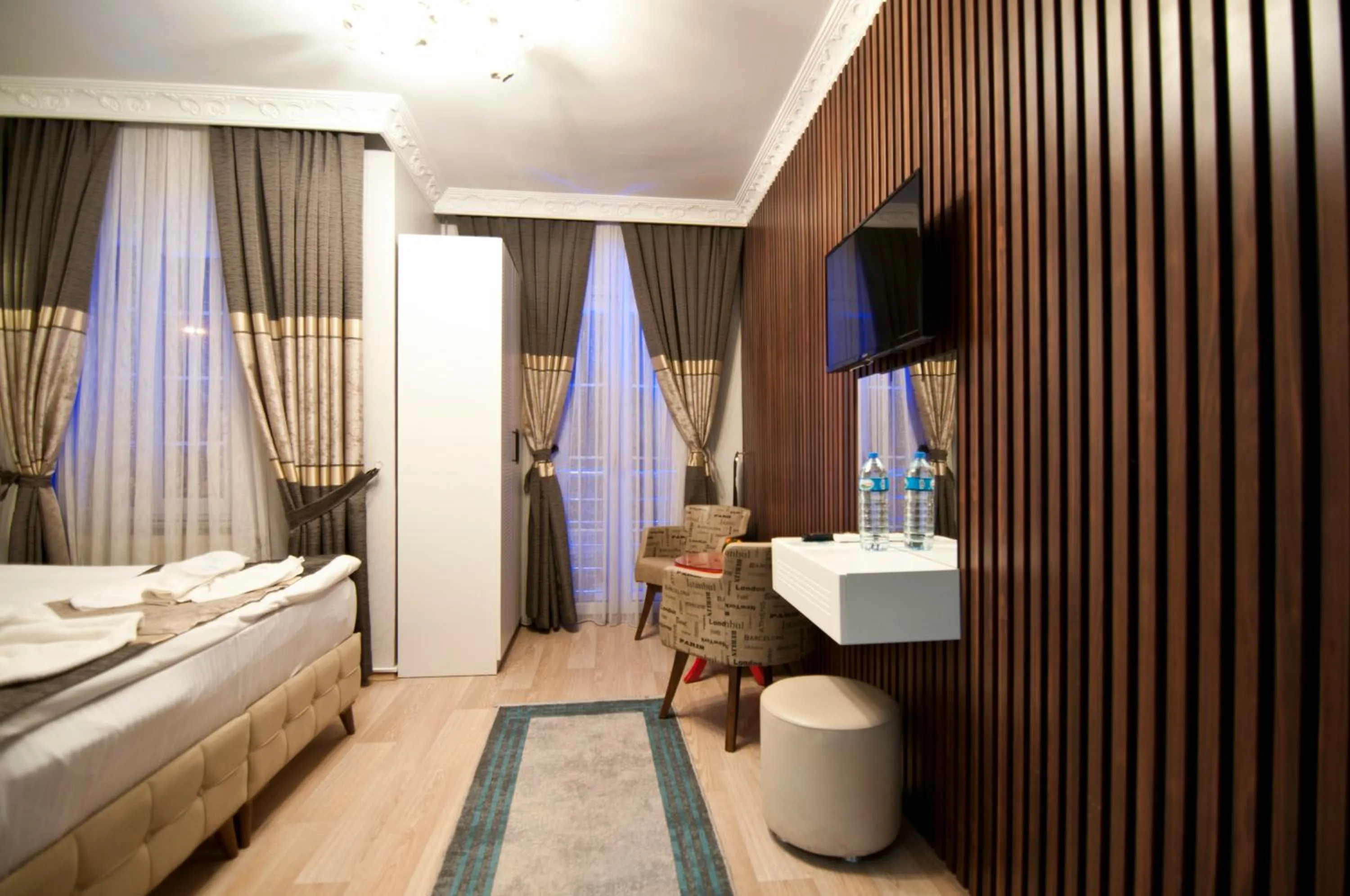 Photo of the whole room, Bed in Hotel Broken Column