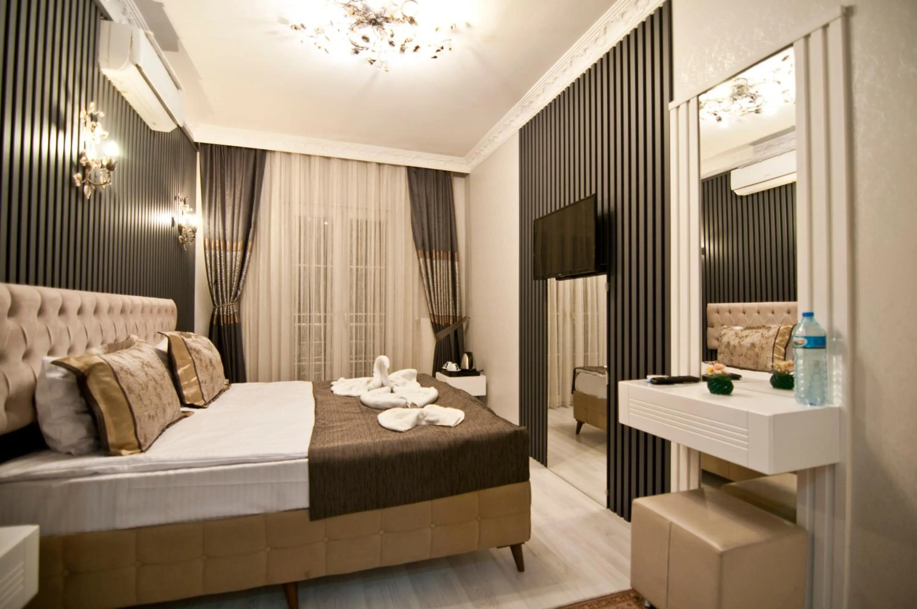 Photo of the whole room, Bed in Hotel Broken Column