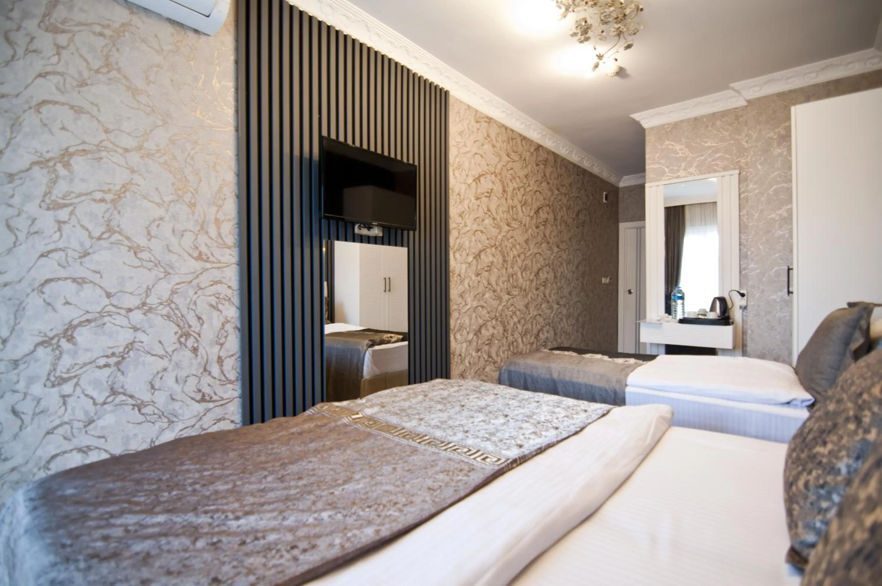 Bedroom, Bed in Hotel Broken Column