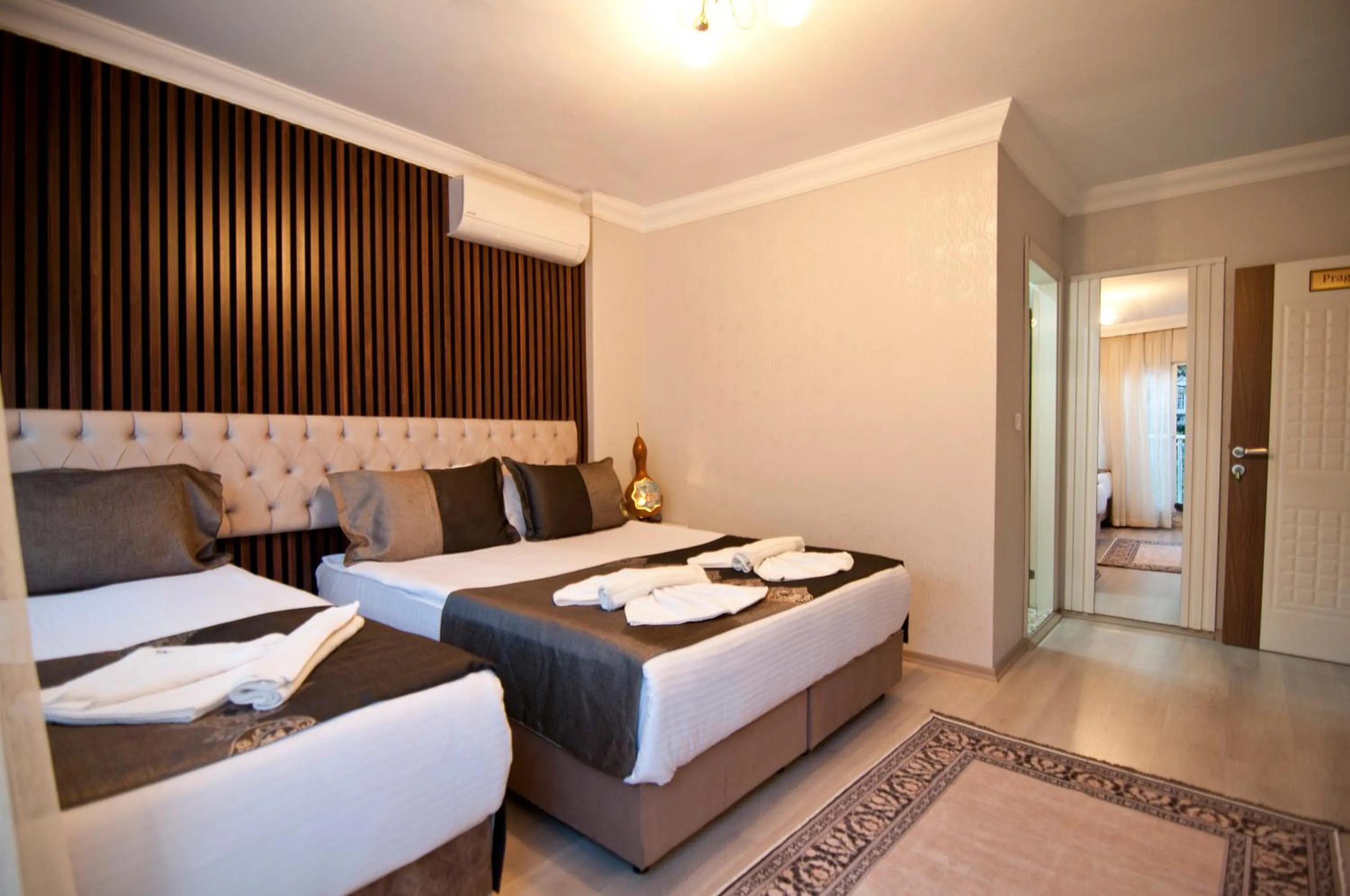 Photo of the whole room, Bed in Hotel Broken Column