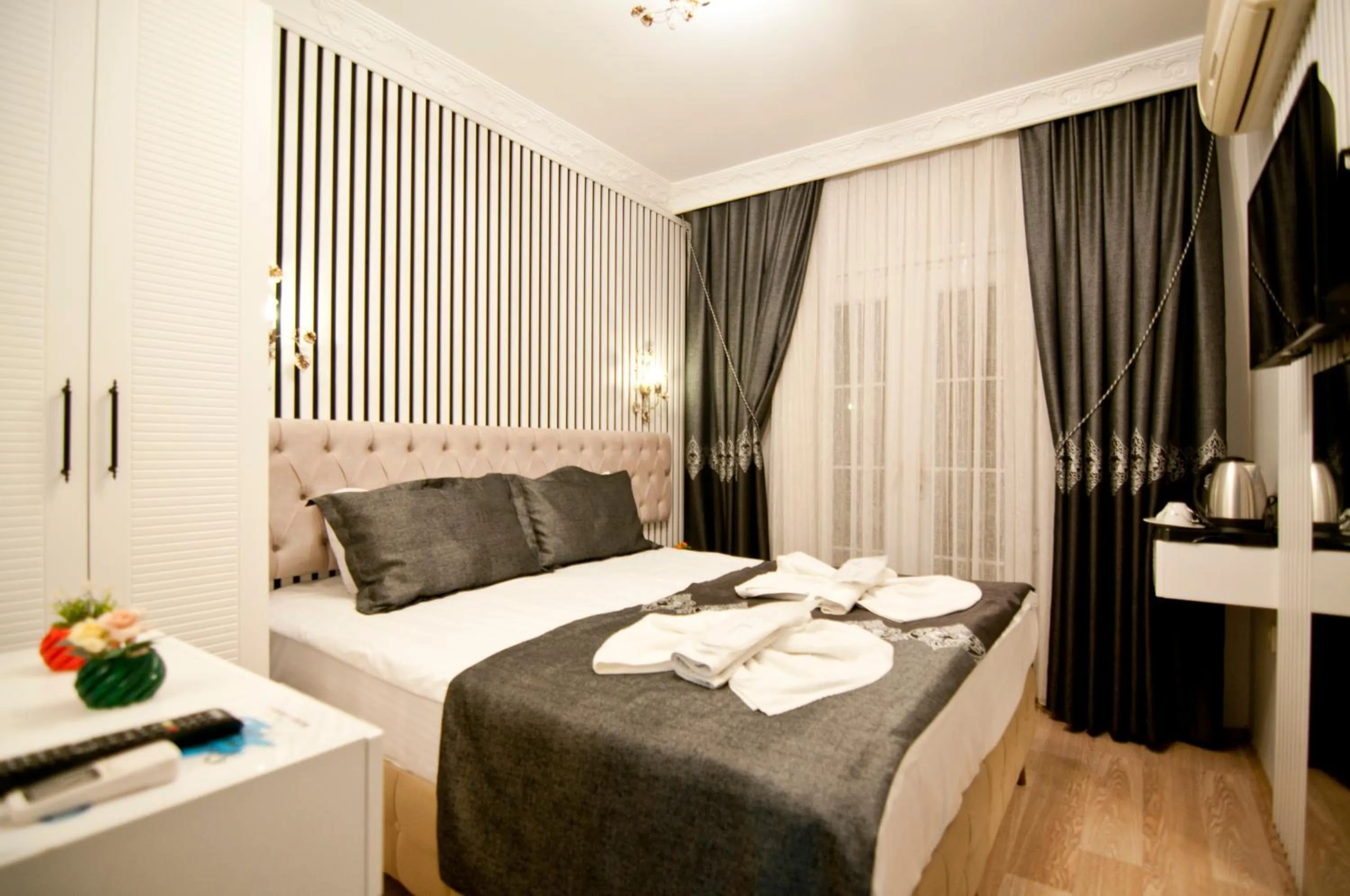 Photo of the whole room, Bed in Hotel Broken Column