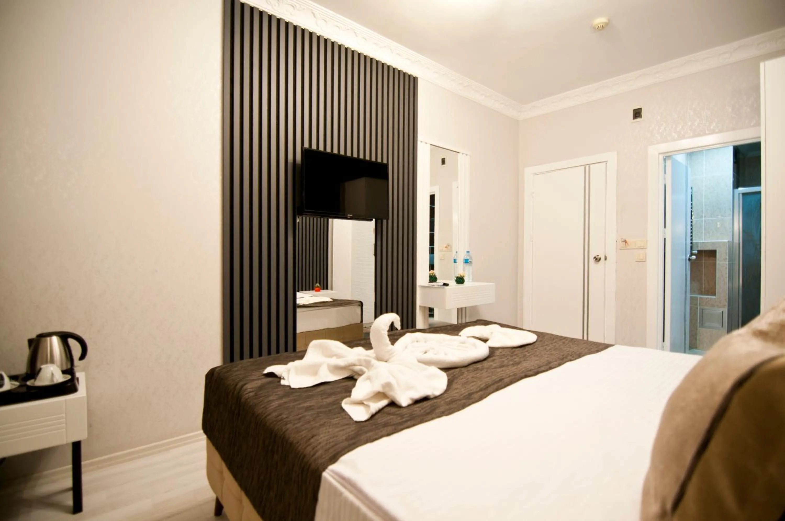 Photo of the whole room, Bed in Hotel Broken Column