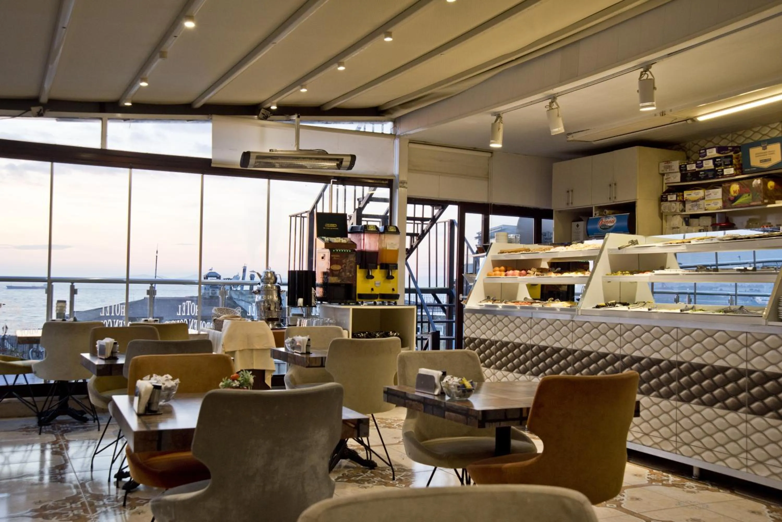 Breakfast in Hotel Broken Column