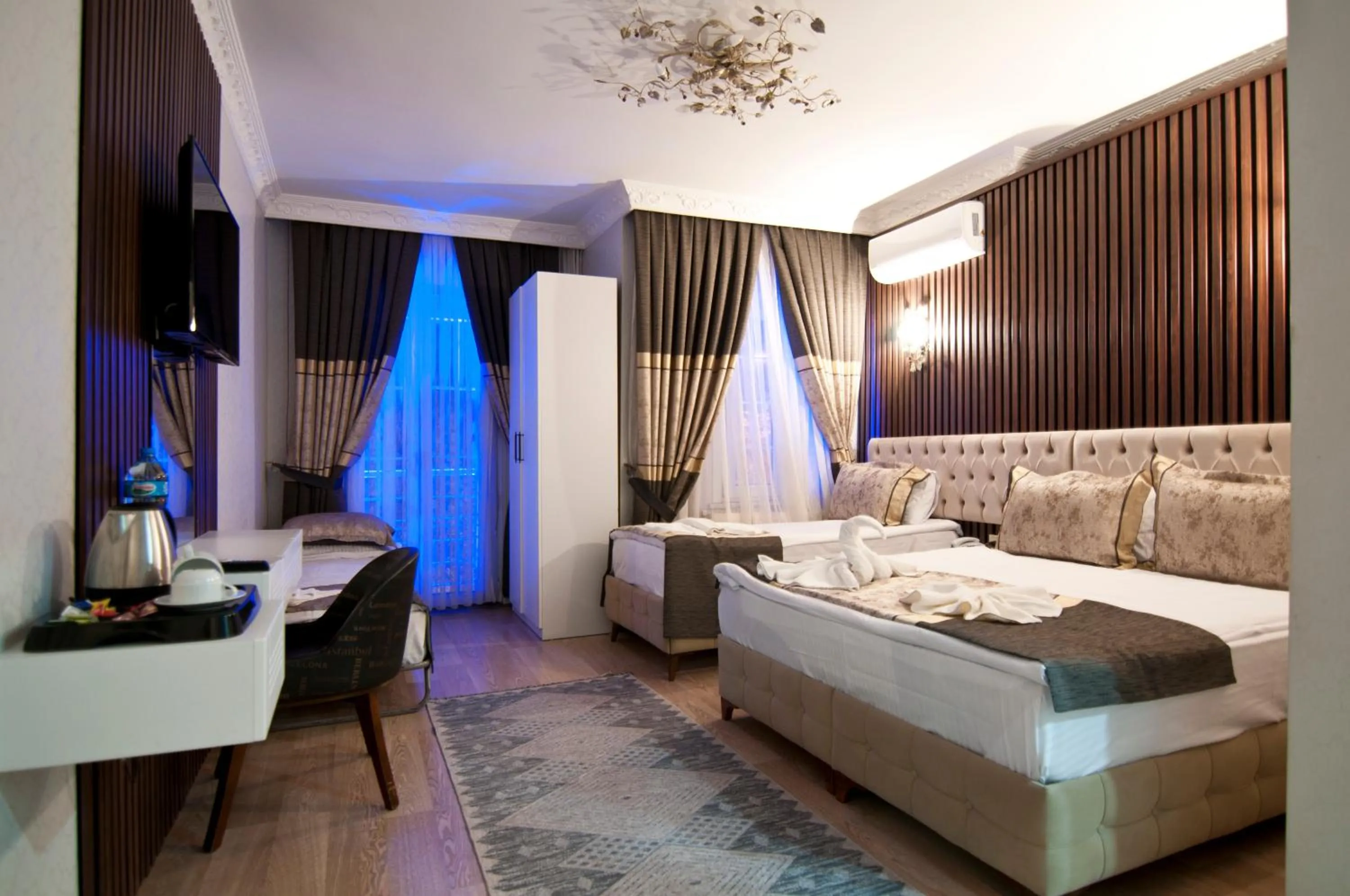 Photo of the whole room, Bed in Hotel Broken Column