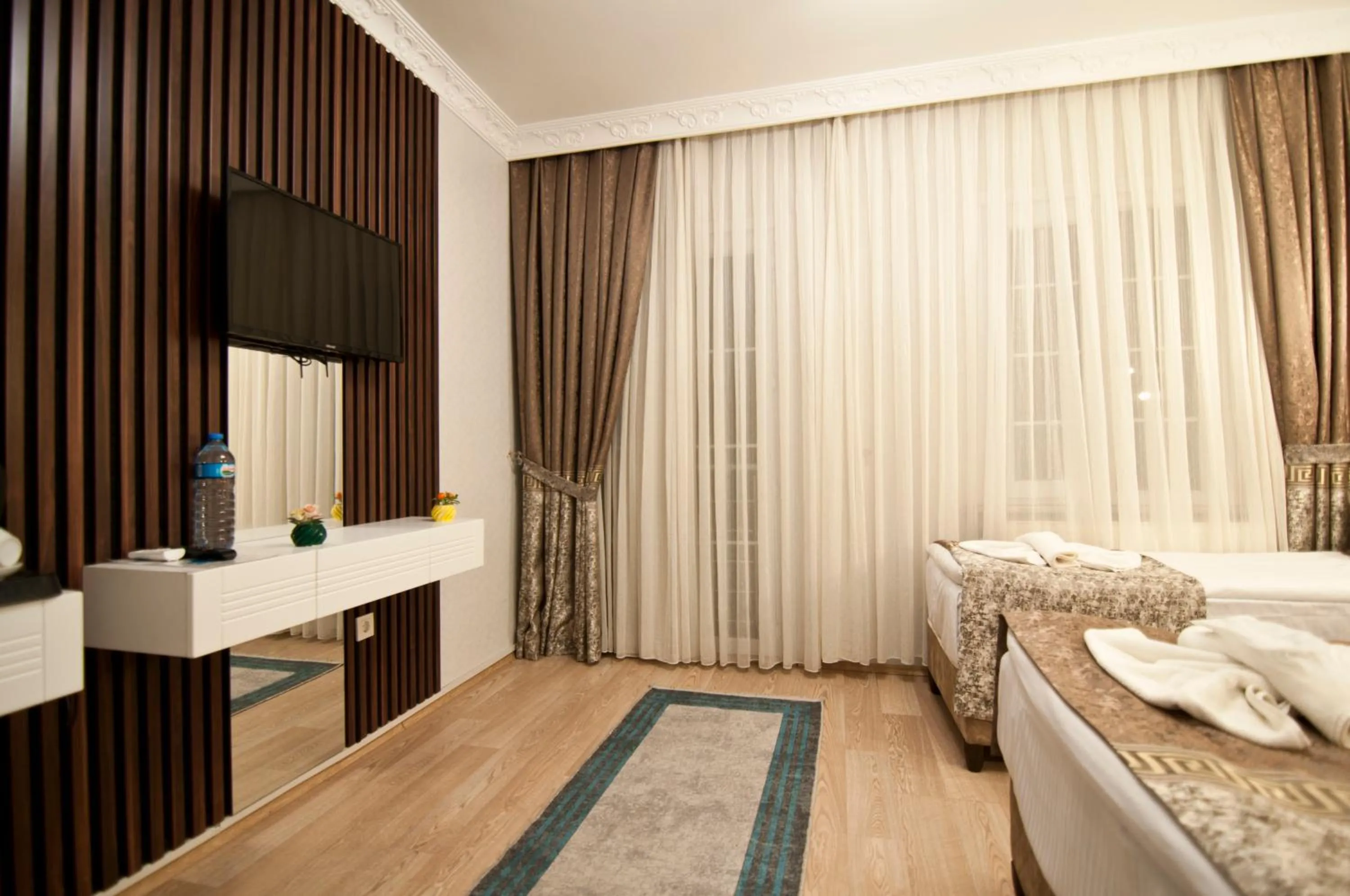 Photo of the whole room, Bed in Hotel Broken Column