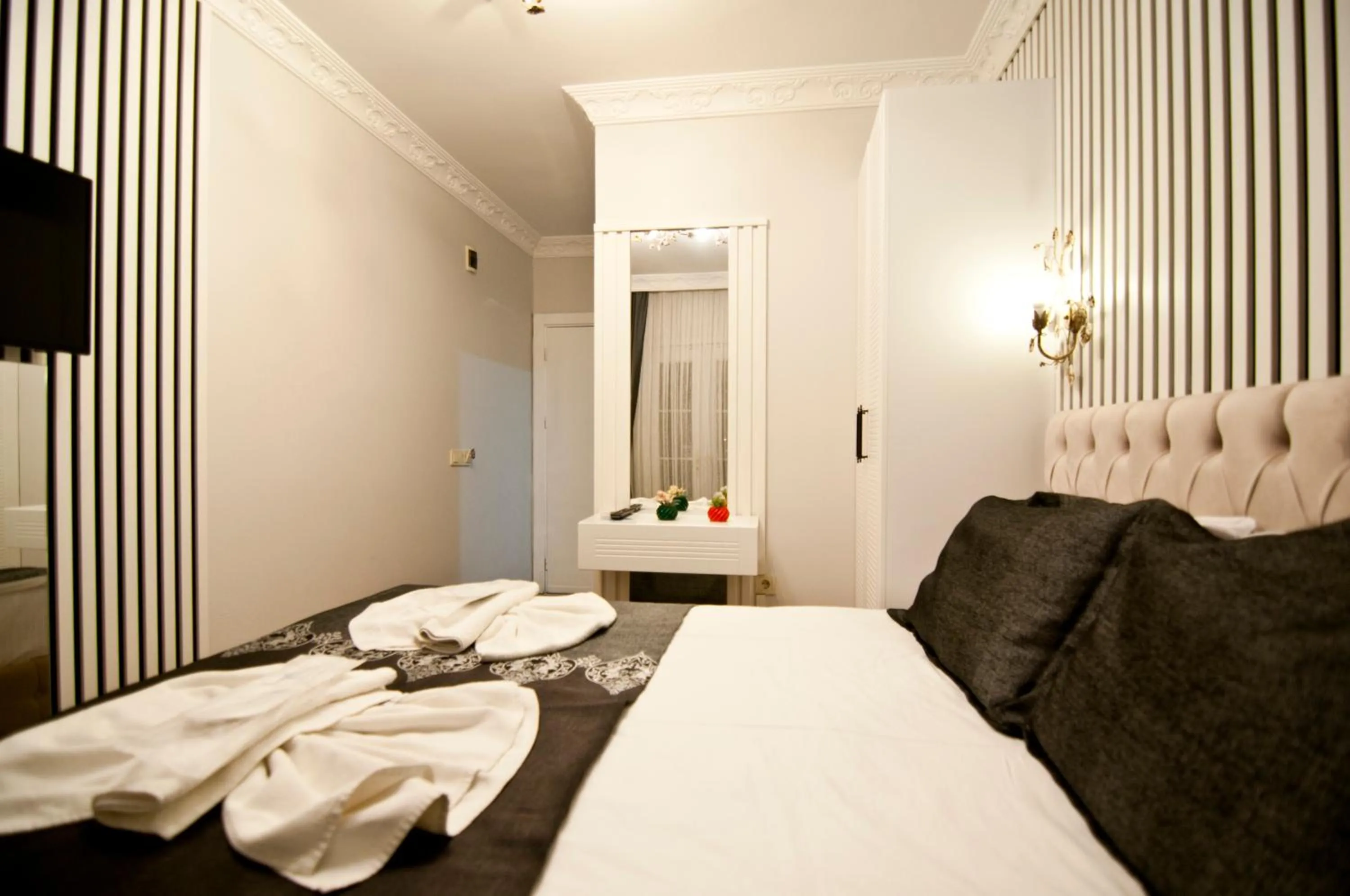 Photo of the whole room, Bed in Hotel Broken Column