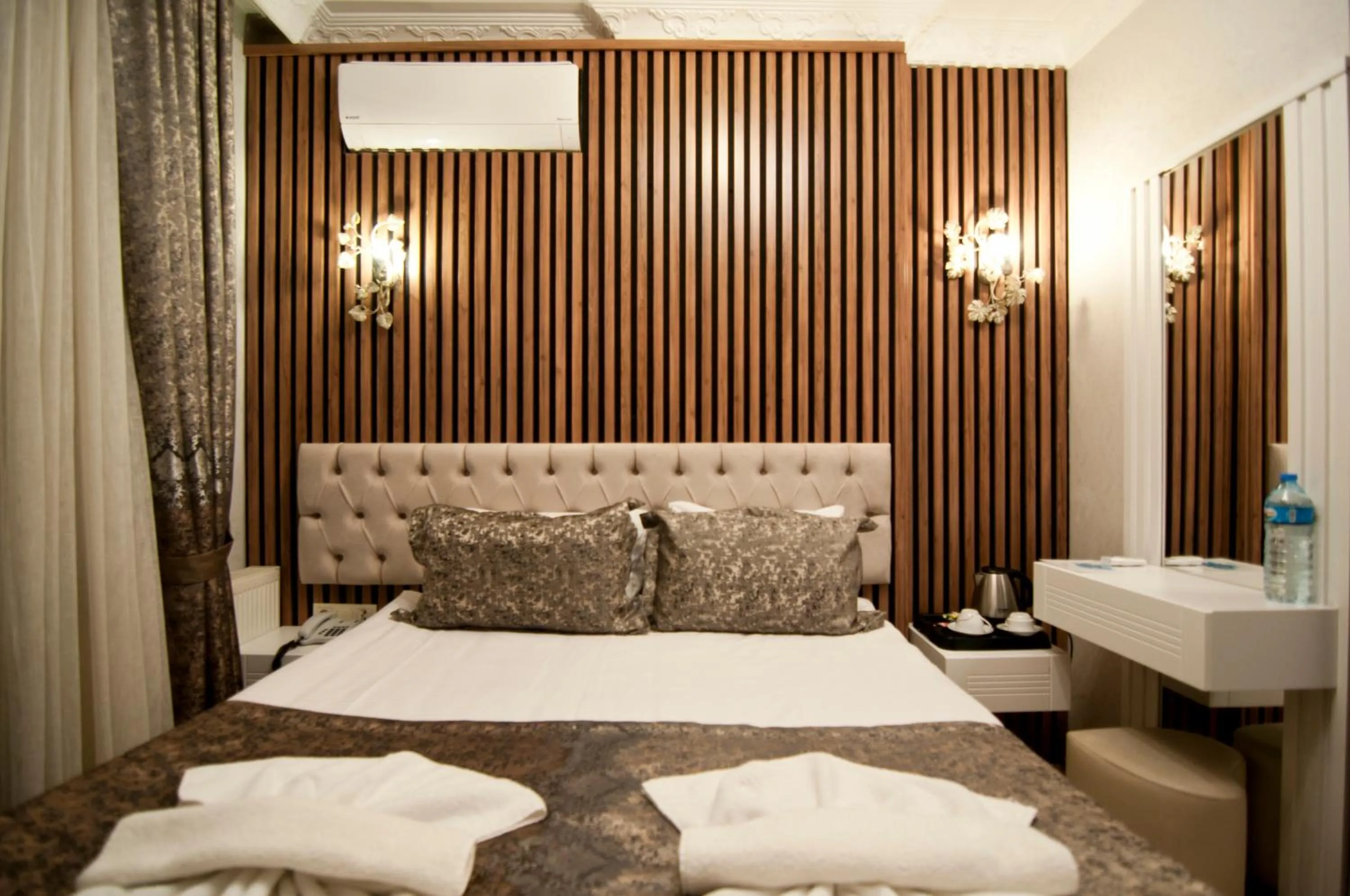 Photo of the whole room, Bed in Hotel Broken Column