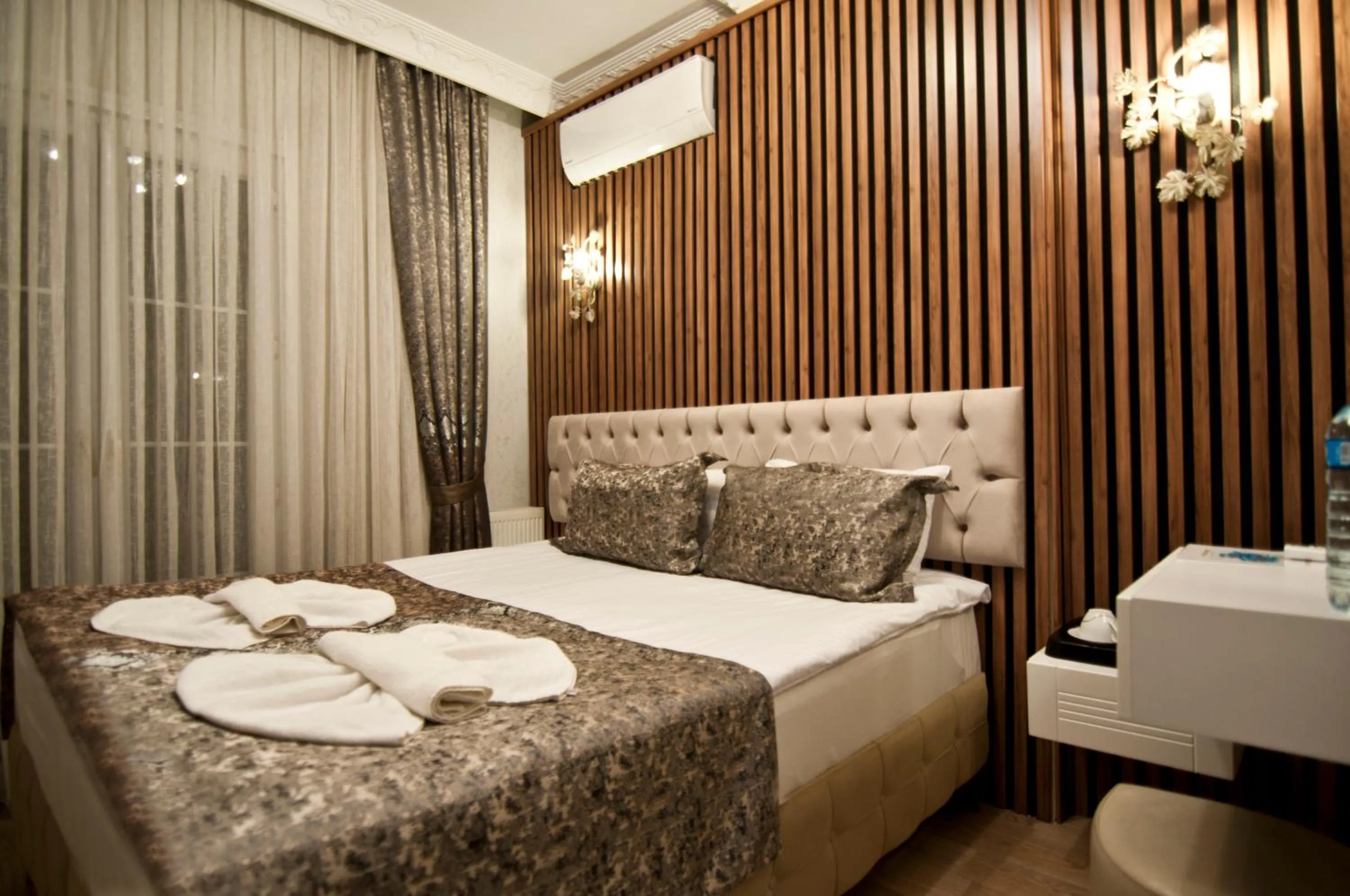 Photo of the whole room, Bed in Hotel Broken Column