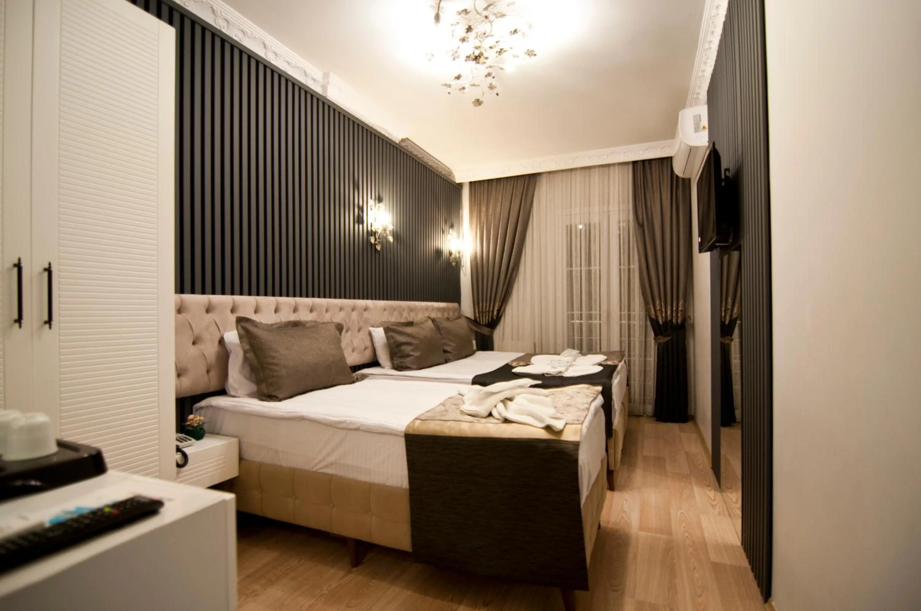 Photo of the whole room, Bed in Hotel Broken Column