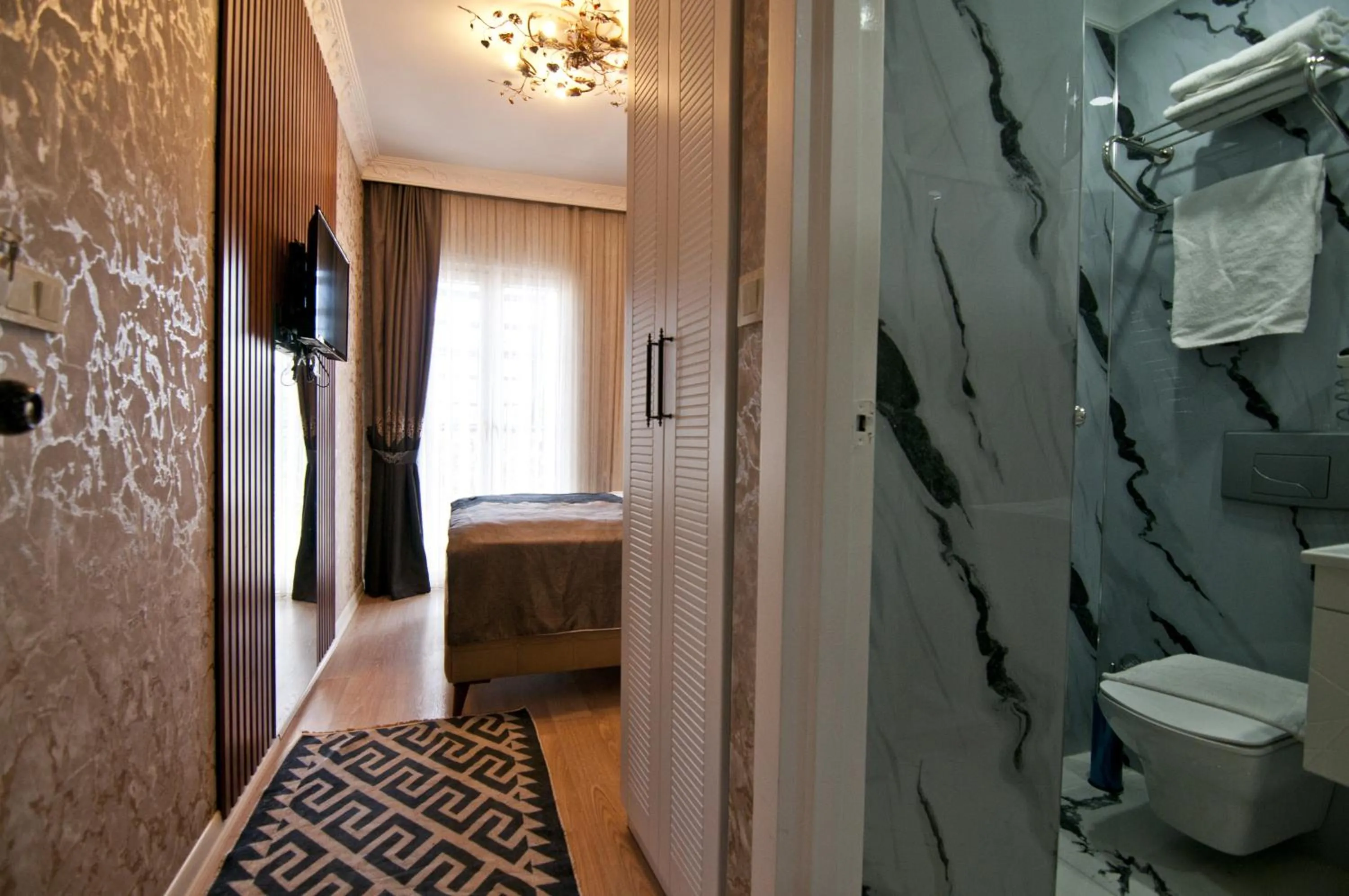 Bathroom in Hotel Broken Column