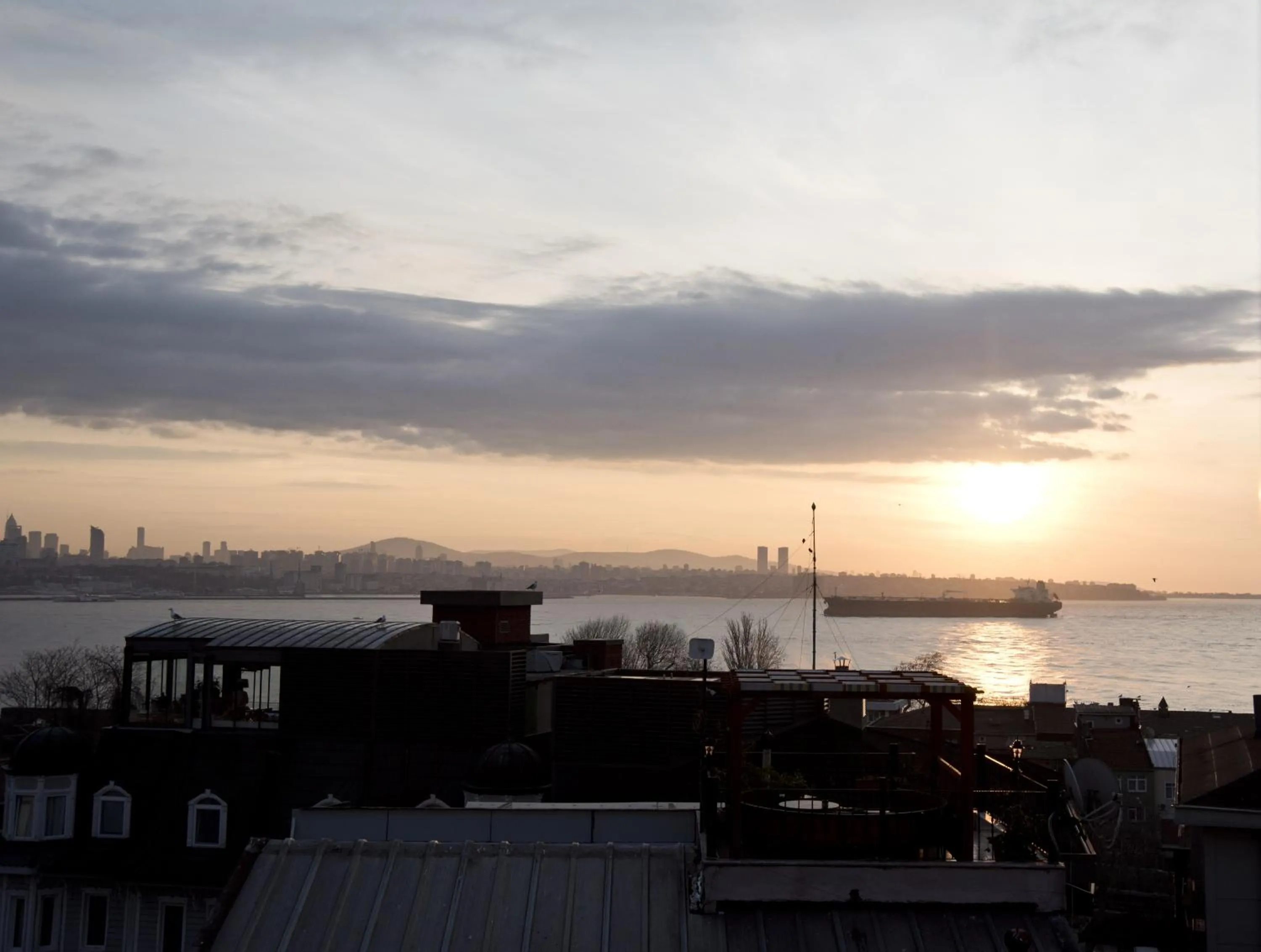 Restaurant/places to eat in Hotel Broken Column