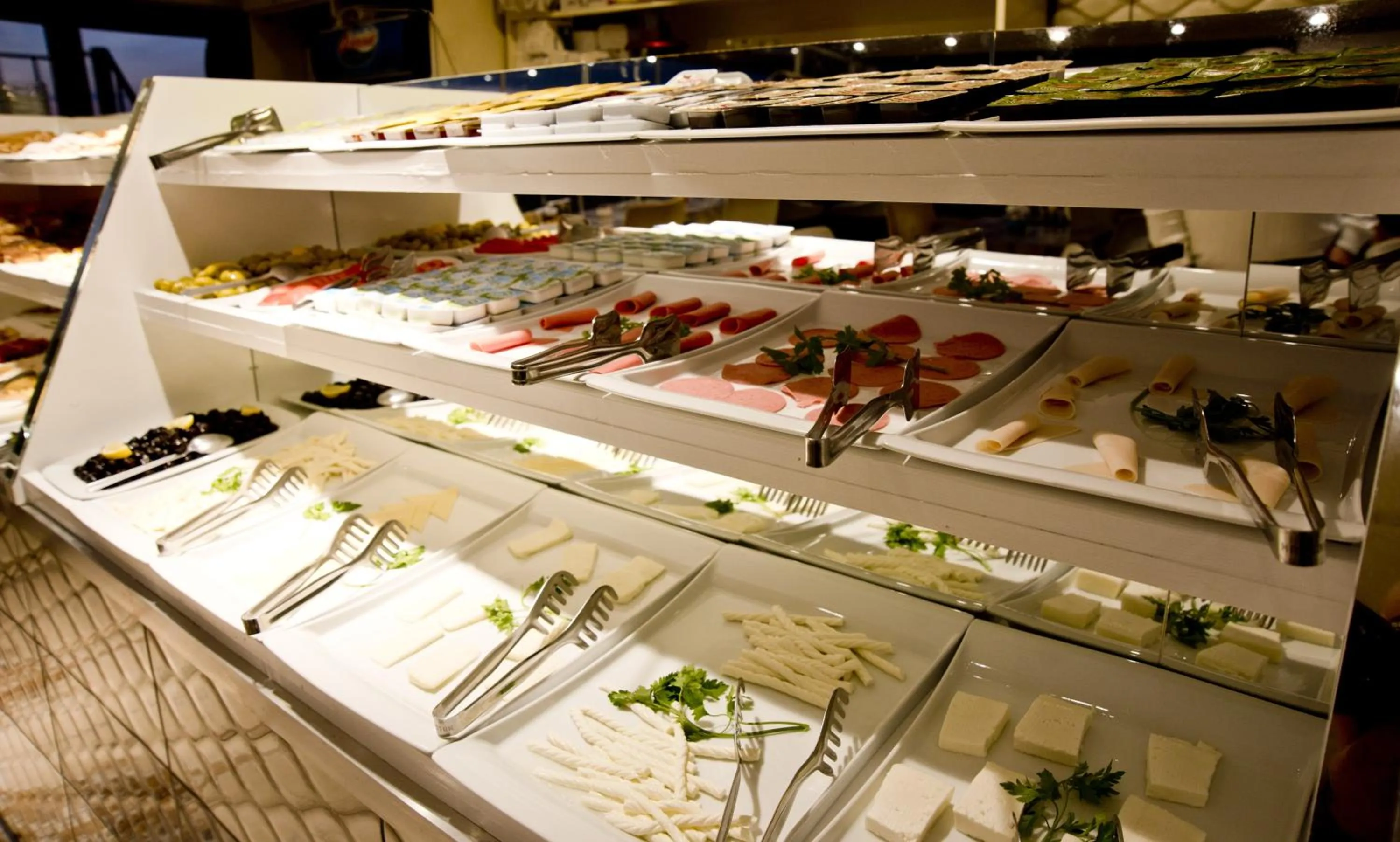 Breakfast in Hotel Broken Column