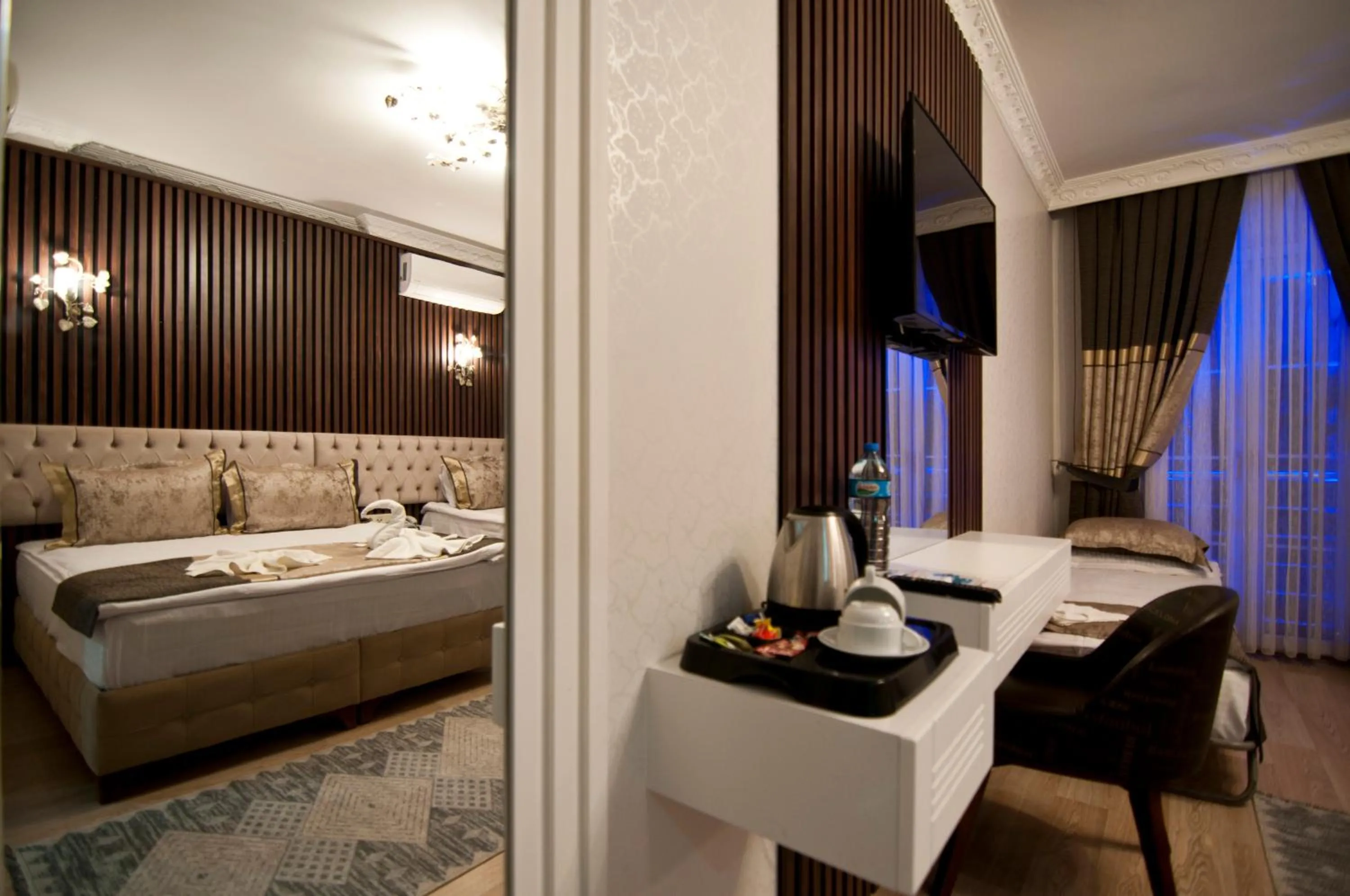 Photo of the whole room, Bed in Hotel Broken Column