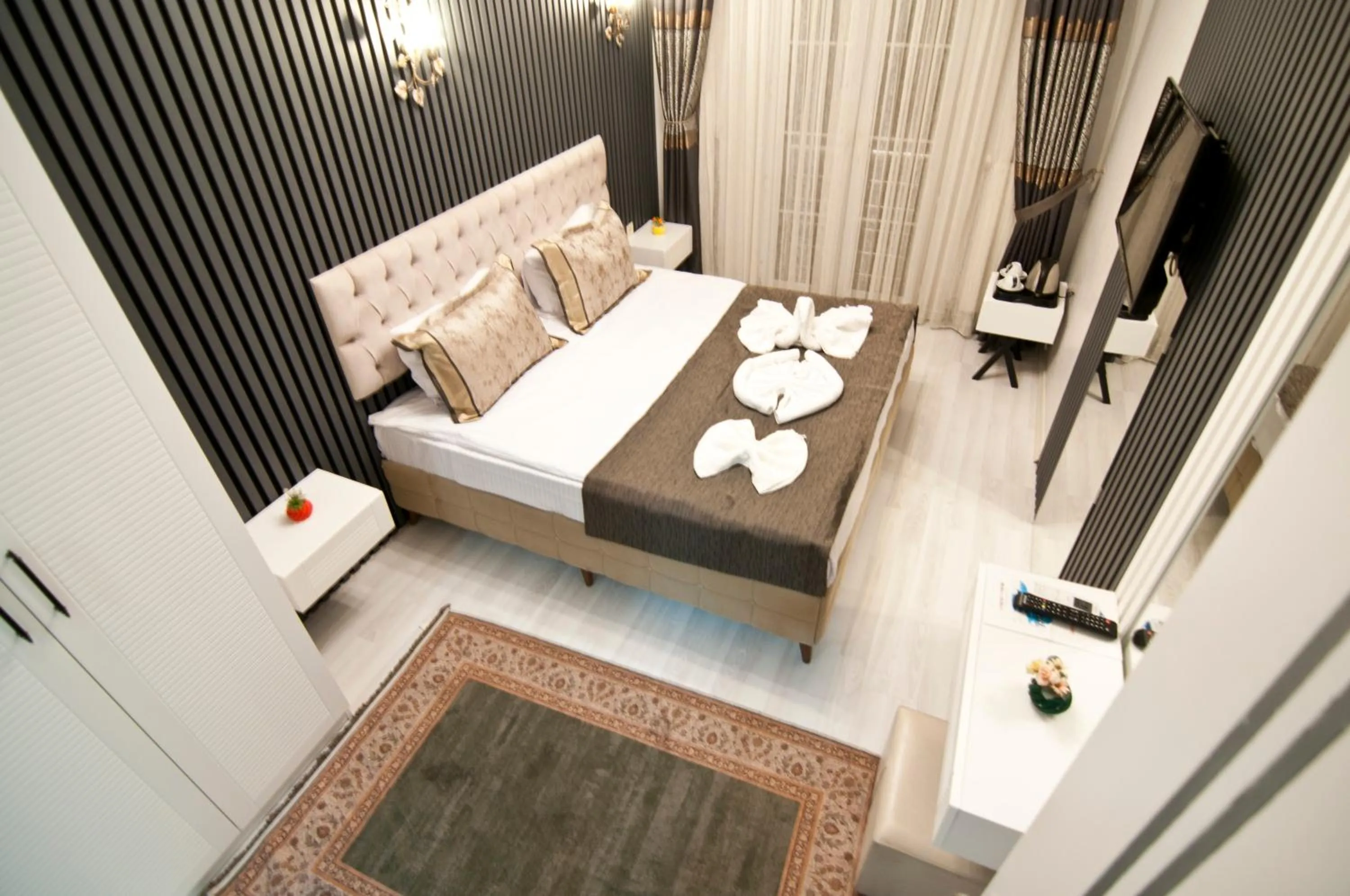 Photo of the whole room, Bed in Hotel Broken Column