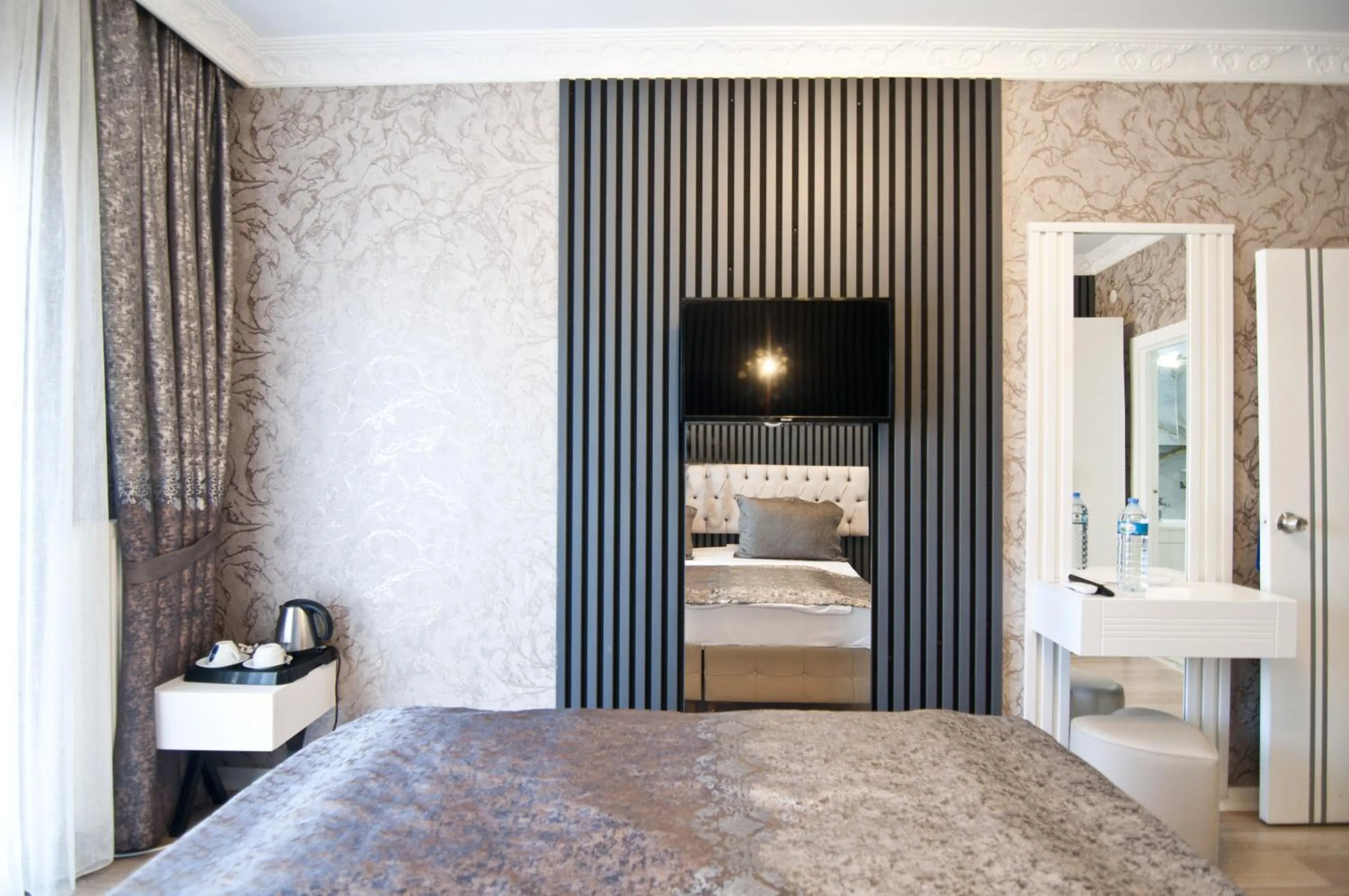 Bedroom, Bed in Hotel Broken Column