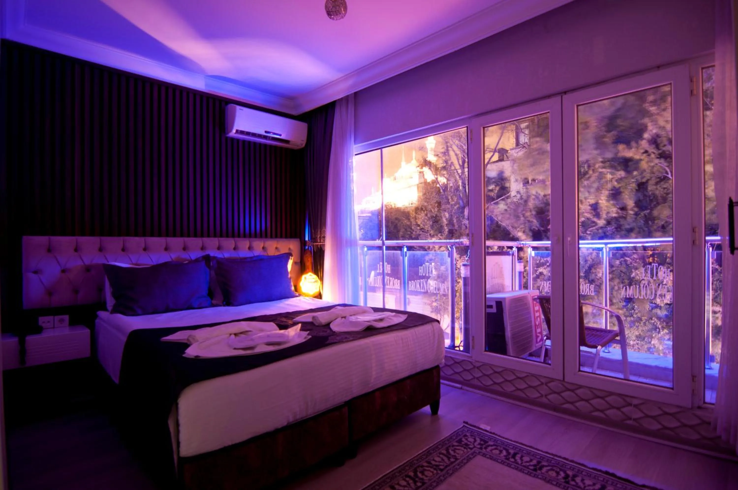 Photo of the whole room, Bed in Hotel Broken Column