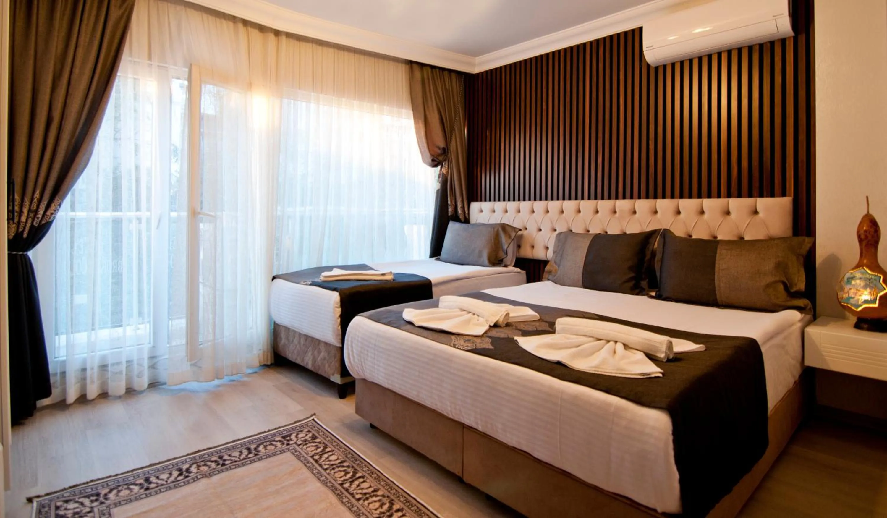 Photo of the whole room, Bed in Hotel Broken Column